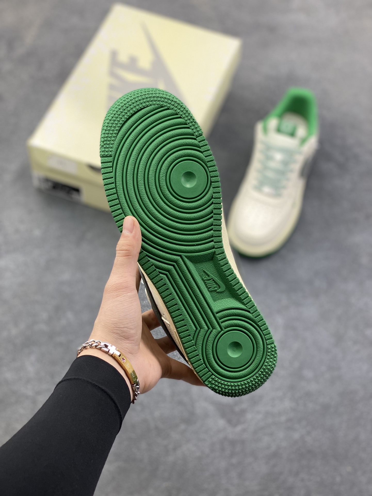 图片[5]-Nike Air Force 1 \’07 Low “克罗心联名——米绿银”空军一号 高端定制 低帮 运动鞋 休闲鞋 折边针车 工艺难度大 原楦头原纸板 原装鞋盒 定制五金配件 内置全掌气垫 原厂鞋底 货号：QW5606-260 尺码：36 36.5 37.5 38 38.5 39 40 40.5 41 42 42.5 43 44 44.5 45-选品中心