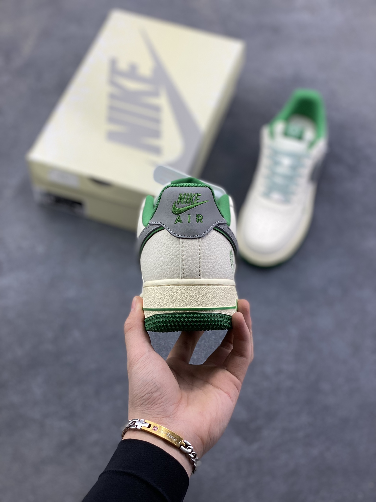 图片[4]-Nike Air Force 1 \’07 Low “克罗心联名——米绿银”空军一号 高端定制 低帮 运动鞋 休闲鞋 折边针车 工艺难度大 原楦头原纸板 原装鞋盒 定制五金配件 内置全掌气垫 原厂鞋底 货号：QW5606-260 尺码：36 36.5 37.5 38 38.5 39 40 40.5 41 42 42.5 43 44 44.5 45-选品中心