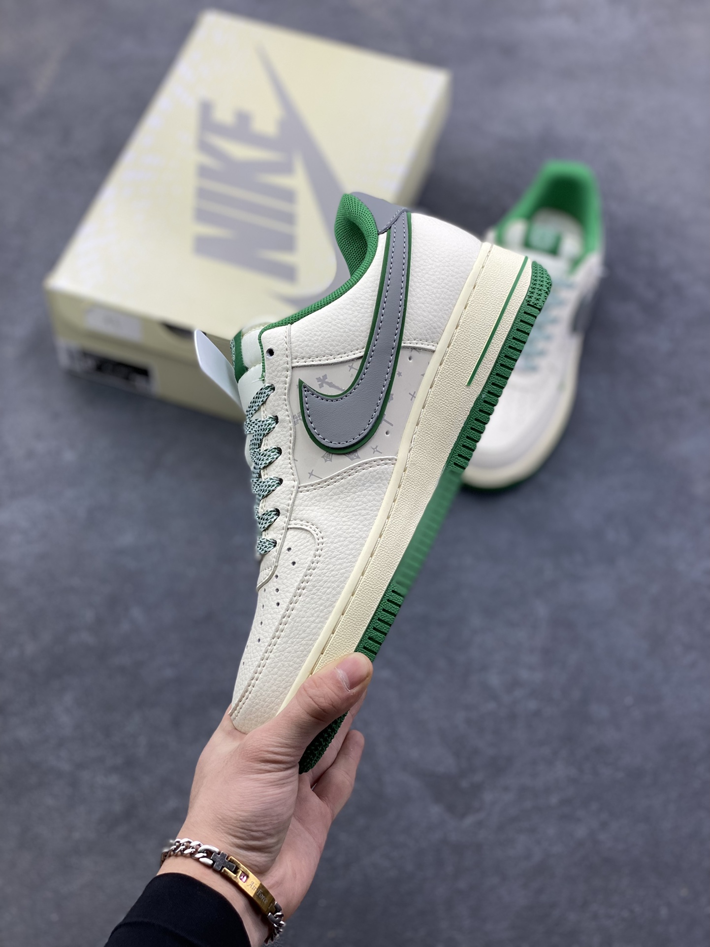 图片[3]-Nike Air Force 1 \’07 Low “克罗心联名——米绿银”空军一号 高端定制 低帮 运动鞋 休闲鞋 折边针车 工艺难度大 原楦头原纸板 原装鞋盒 定制五金配件 内置全掌气垫 原厂鞋底 货号：QW5606-260 尺码：36 36.5 37.5 38 38.5 39 40 40.5 41 42 42.5 43 44 44.5 45-选品中心