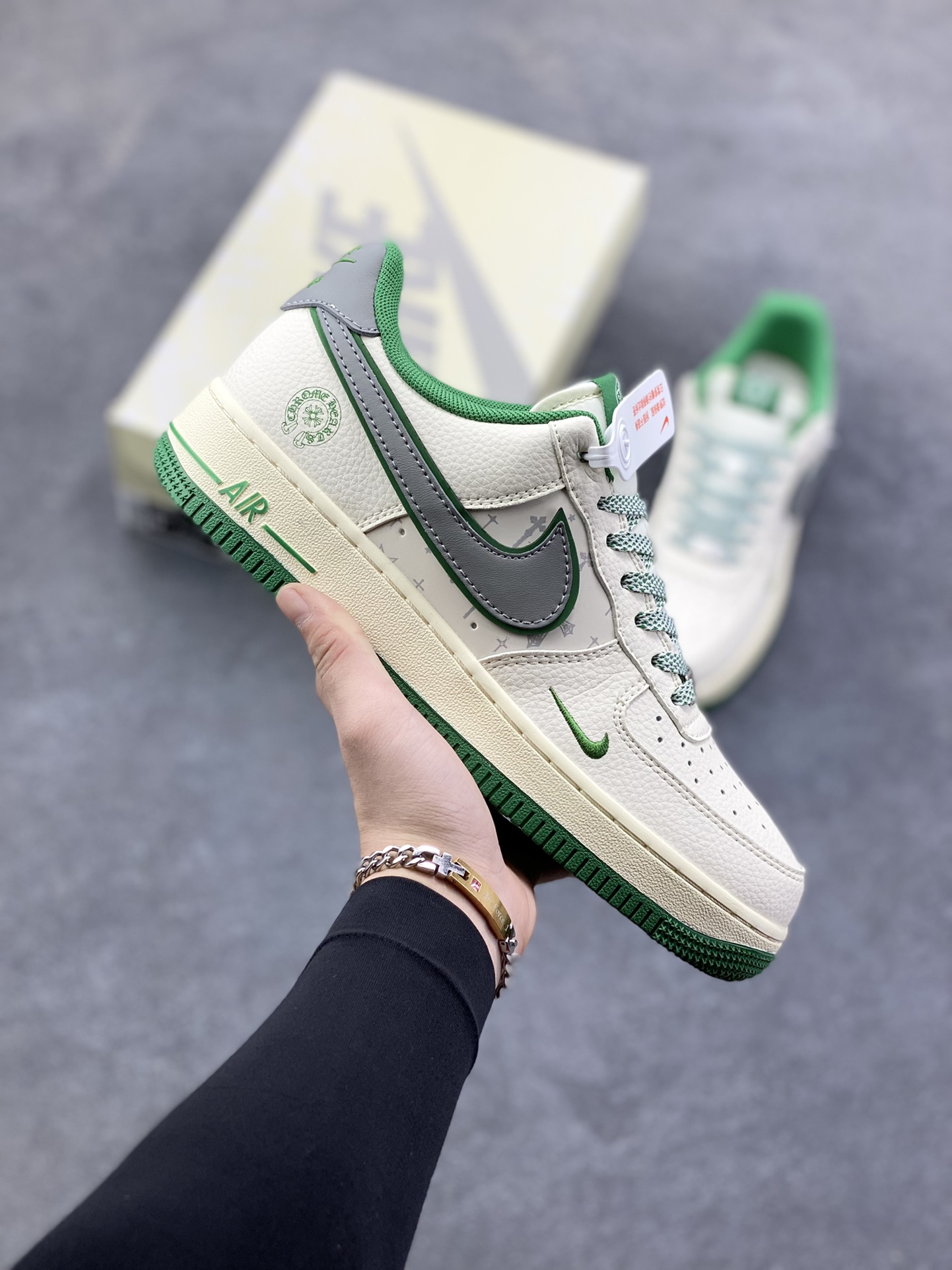 Nike Air Force 1 \’07 Low “克罗心联名——米绿银”空军一号 高端定制 低帮 运动鞋 休闲鞋 折边针车 工艺难度大 原楦头原纸板 原装鞋盒 定制五金配件 内置全掌气垫 原厂鞋底 货号：QW5606-260 尺码：36 36.5 37.5 38 38.5 39 40 40.5 41 42 42.5 43 44 44.5 45-选品中心