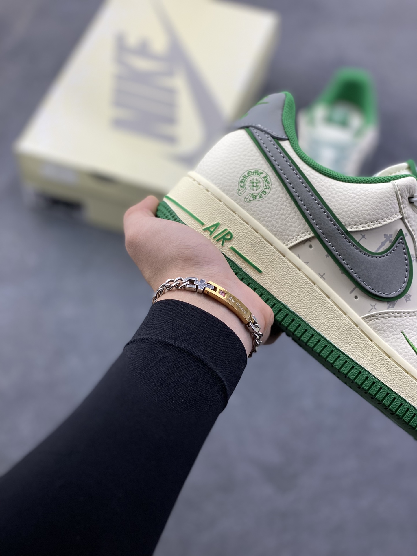 图片[6]-Nike Air Force 1 \’07 Low “克罗心联名——米绿银”空军一号 高端定制 低帮 运动鞋 休闲鞋 折边针车 工艺难度大 原楦头原纸板 原装鞋盒 定制五金配件 内置全掌气垫 原厂鞋底 货号：QW5606-260 尺码：36 36.5 37.5 38 38.5 39 40 40.5 41 42 42.5 43 44 44.5 45-选品中心