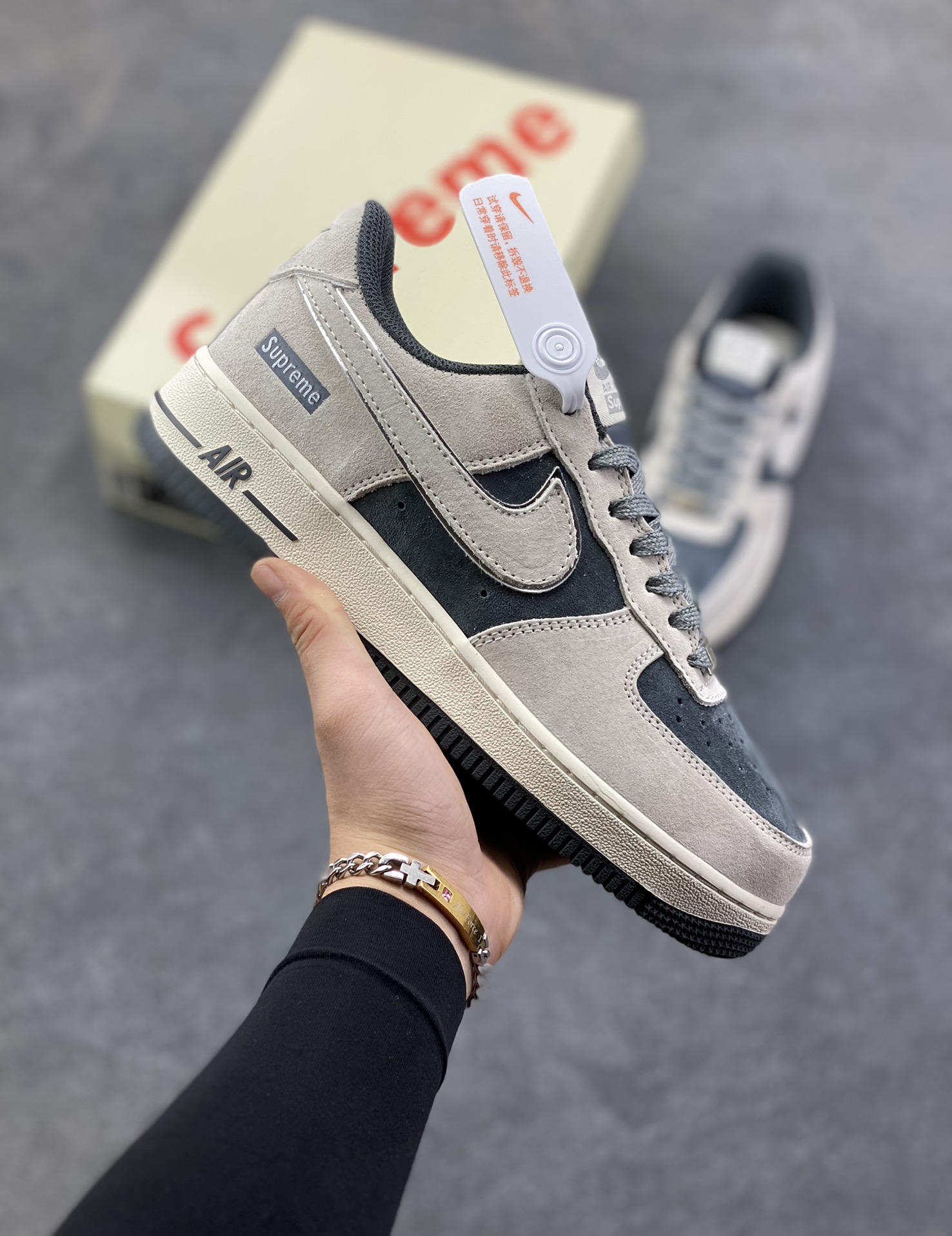 Nike Air Force 1 Low 空军一号低帮百搭休闲运动板鞋。柔软、弹性十足的缓震性能和出色的中底设计，横跨复古与现代的外型结合，造就出风靡全球三十多年的Force 1，直到今天还深受青睐。 货号：DQ5079-001 尺码：36 36.5 37.5 38 38.5 39 40 40.5 41 42 42.5 43 44 44.5 45-选品中心