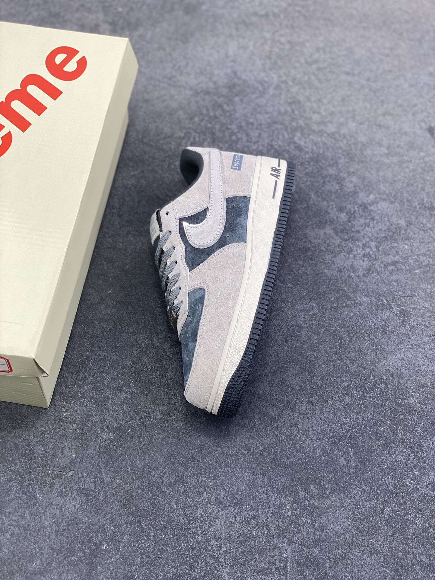 图片[7]-Nike Air Force 1 Low 空军一号低帮百搭休闲运动板鞋。柔软、弹性十足的缓震性能和出色的中底设计，横跨复古与现代的外型结合，造就出风靡全球三十多年的Force 1，直到今天还深受青睐。 货号：DQ5079-001 尺码：36 36.5 37.5 38 38.5 39 40 40.5 41 42 42.5 43 44 44.5 45-选品中心