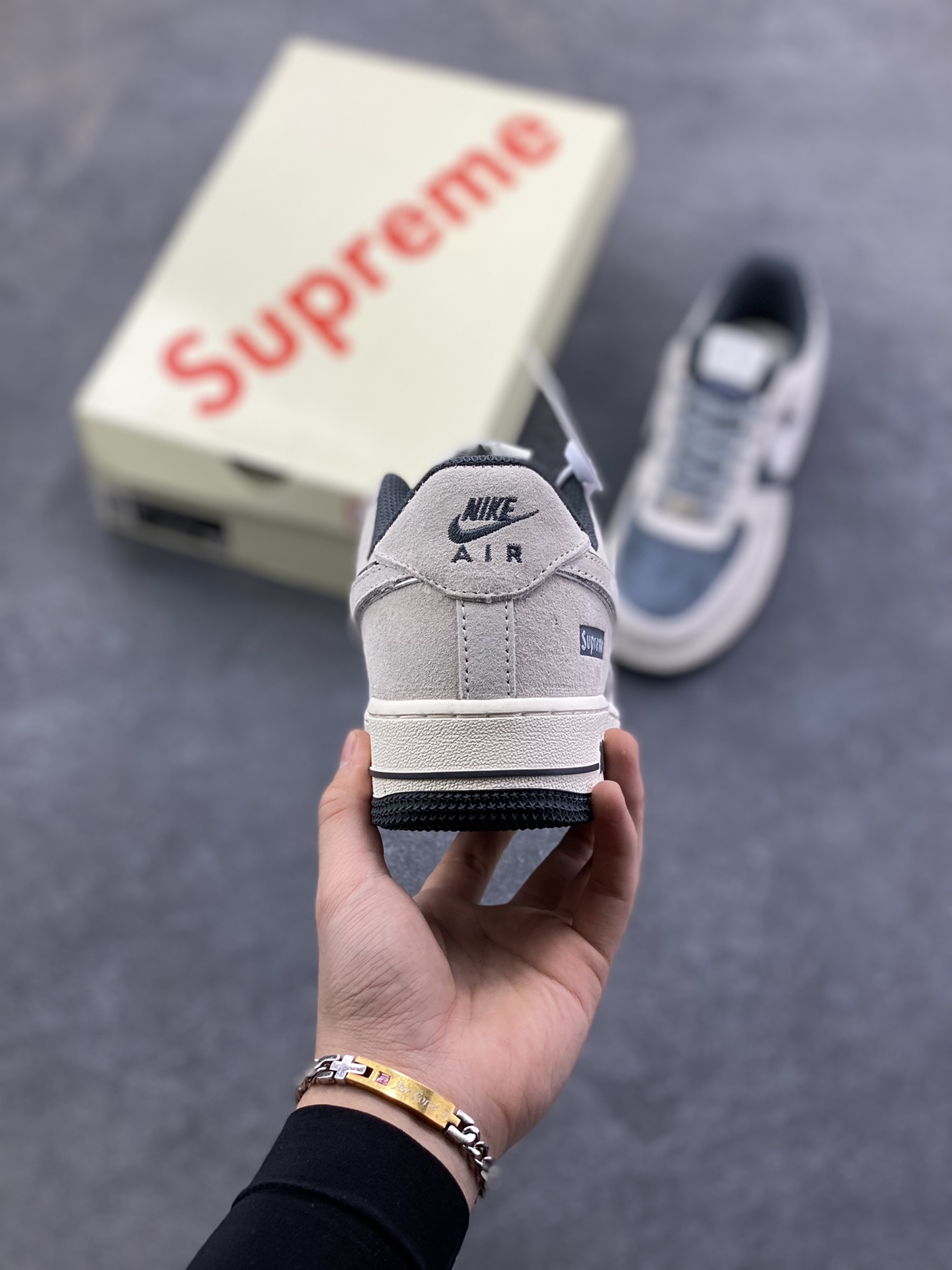 图片[4]-Nike Air Force 1 Low 空军一号低帮百搭休闲运动板鞋。柔软、弹性十足的缓震性能和出色的中底设计，横跨复古与现代的外型结合，造就出风靡全球三十多年的Force 1，直到今天还深受青睐。 货号：DQ5079-001 尺码：36 36.5 37.5 38 38.5 39 40 40.5 41 42 42.5 43 44 44.5 45-选品中心