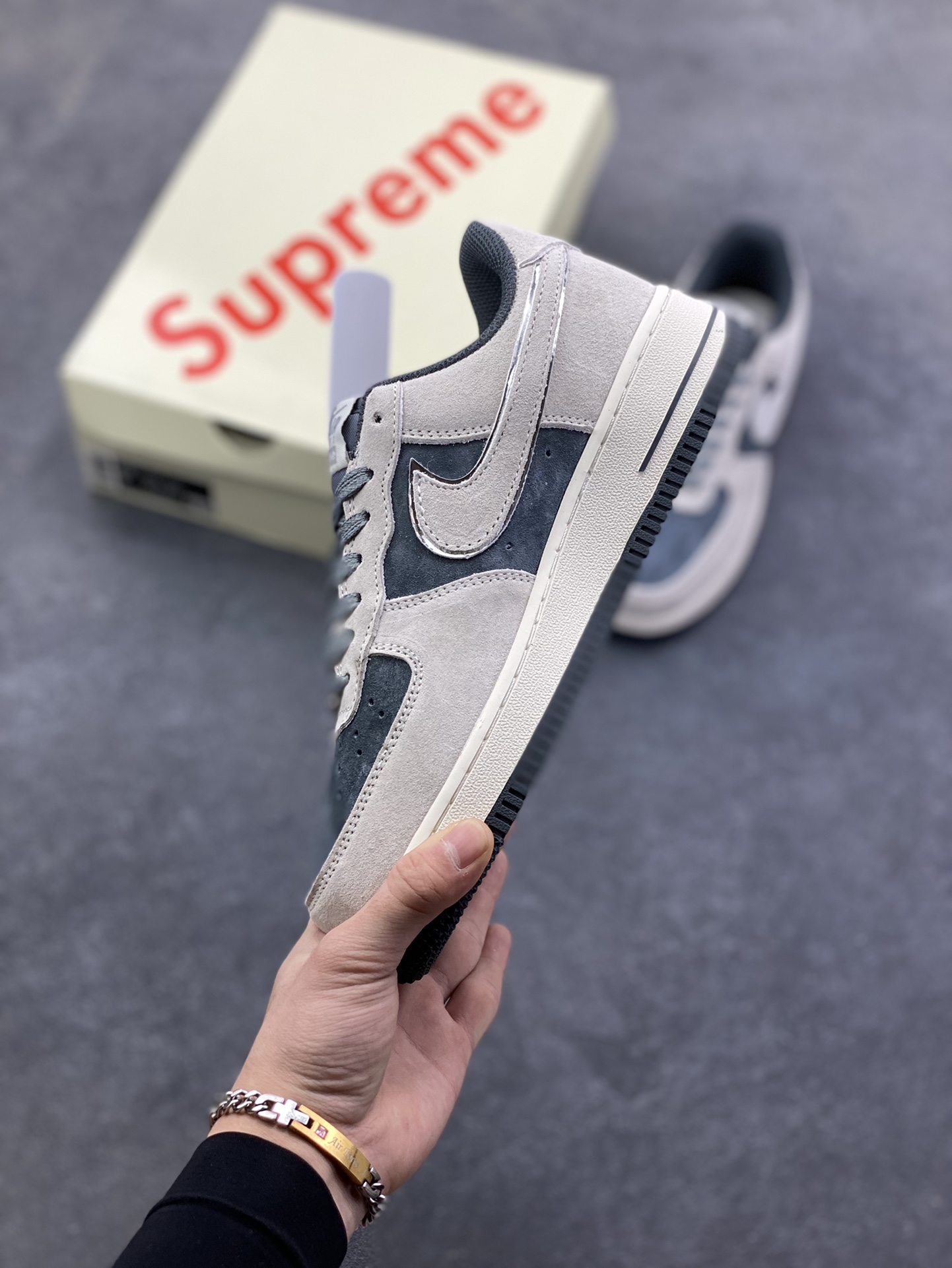 图片[3]-Nike Air Force 1 Low 空军一号低帮百搭休闲运动板鞋。柔软、弹性十足的缓震性能和出色的中底设计，横跨复古与现代的外型结合，造就出风靡全球三十多年的Force 1，直到今天还深受青睐。 货号：DQ5079-001 尺码：36 36.5 37.5 38 38.5 39 40 40.5 41 42 42.5 43 44 44.5 45-选品中心