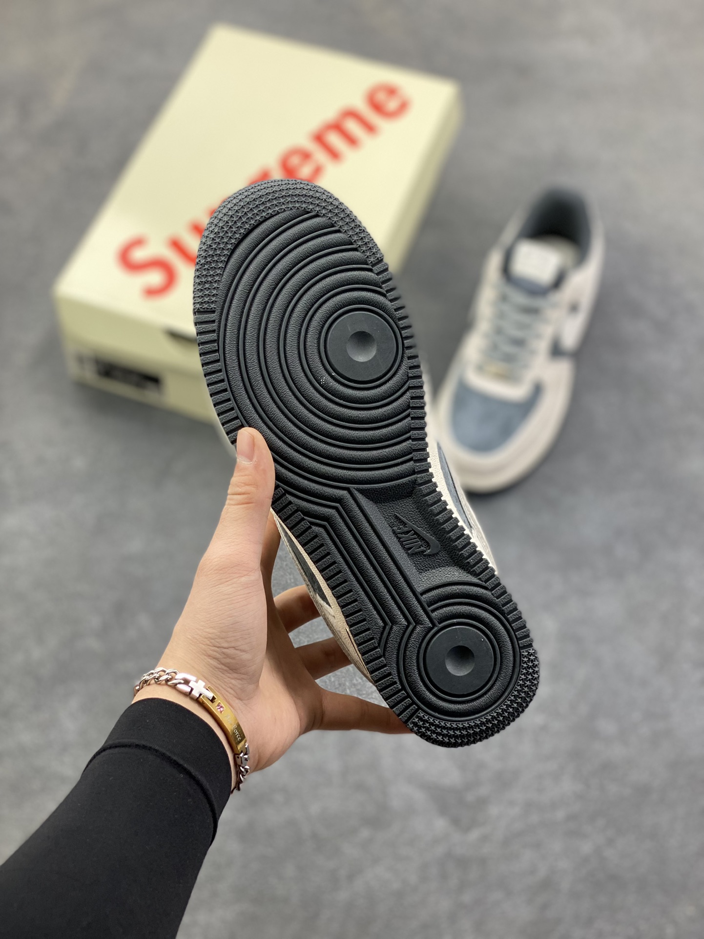 图片[5]-Nike Air Force 1 Low 空军一号低帮百搭休闲运动板鞋。柔软、弹性十足的缓震性能和出色的中底设计，横跨复古与现代的外型结合，造就出风靡全球三十多年的Force 1，直到今天还深受青睐。 货号：DQ5079-001 尺码：36 36.5 37.5 38 38.5 39 40 40.5 41 42 42.5 43 44 44.5 45-选品中心