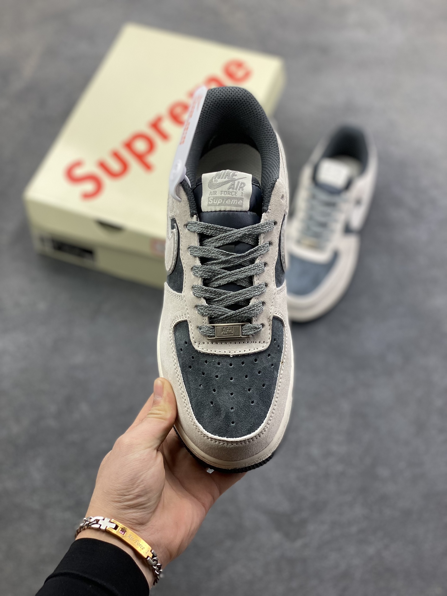 图片[2]-Nike Air Force 1 Low 空军一号低帮百搭休闲运动板鞋。柔软、弹性十足的缓震性能和出色的中底设计，横跨复古与现代的外型结合，造就出风靡全球三十多年的Force 1，直到今天还深受青睐。 货号：DQ5079-001 尺码：36 36.5 37.5 38 38.5 39 40 40.5 41 42 42.5 43 44 44.5 45-选品中心