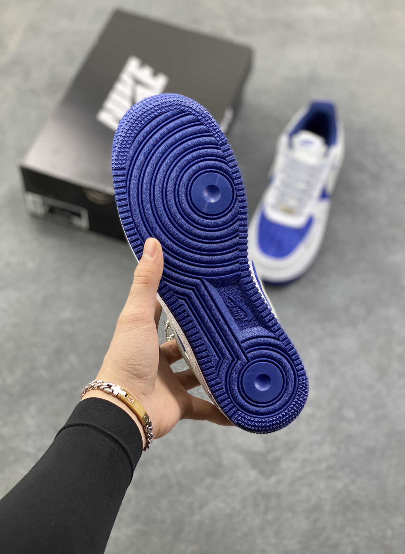 图片[5]-NIke Air Force 1 \’07 Low “Supreme联名——灰勾蓝猪八”空军一号 低帮 运动鞋 休闲鞋 折边针车 工艺难度大 原楦头原纸板 原装鞋盒 定制五金配件 内置全掌气垫 原厂鞋底 货号：XZ6188-187 尺码：36 36.5 37.5 38 38.5 39 40 40.5 41 42 42.5 43 44 44.5 45-选品中心