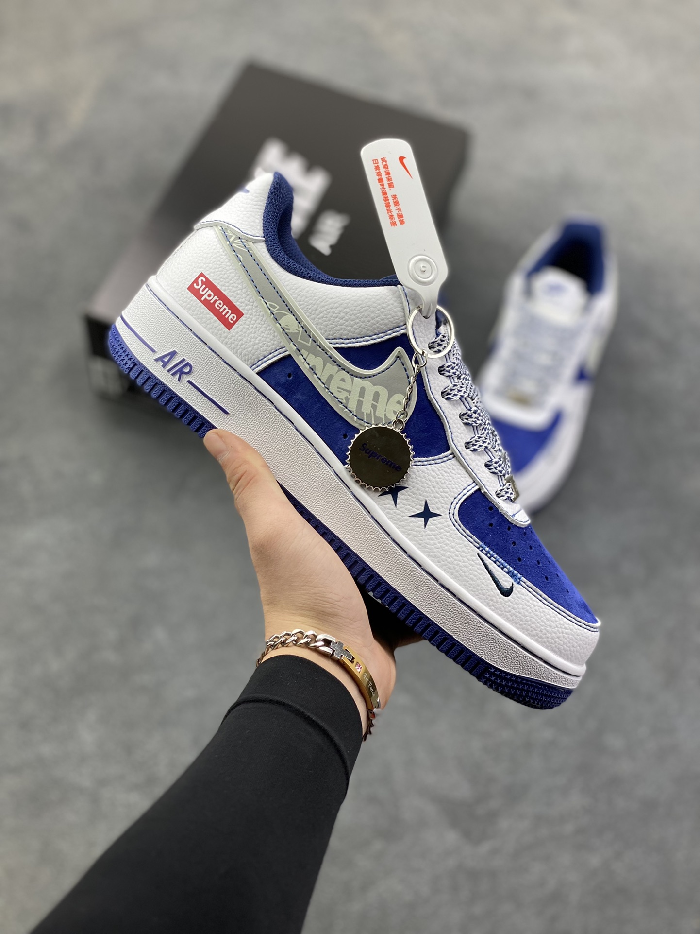 NIke Air Force 1 \’07 Low “Supreme联名——灰勾蓝猪八”空军一号 低帮 运动鞋 休闲鞋 折边针车 工艺难度大 原楦头原纸板 原装鞋盒 定制五金配件 内置全掌气垫 原厂鞋底 货号：XZ6188-187 尺码：36 36.5 37.5 38 38.5 39 40 40.5 41 42 42.5 43 44 44.5 45-选品中心