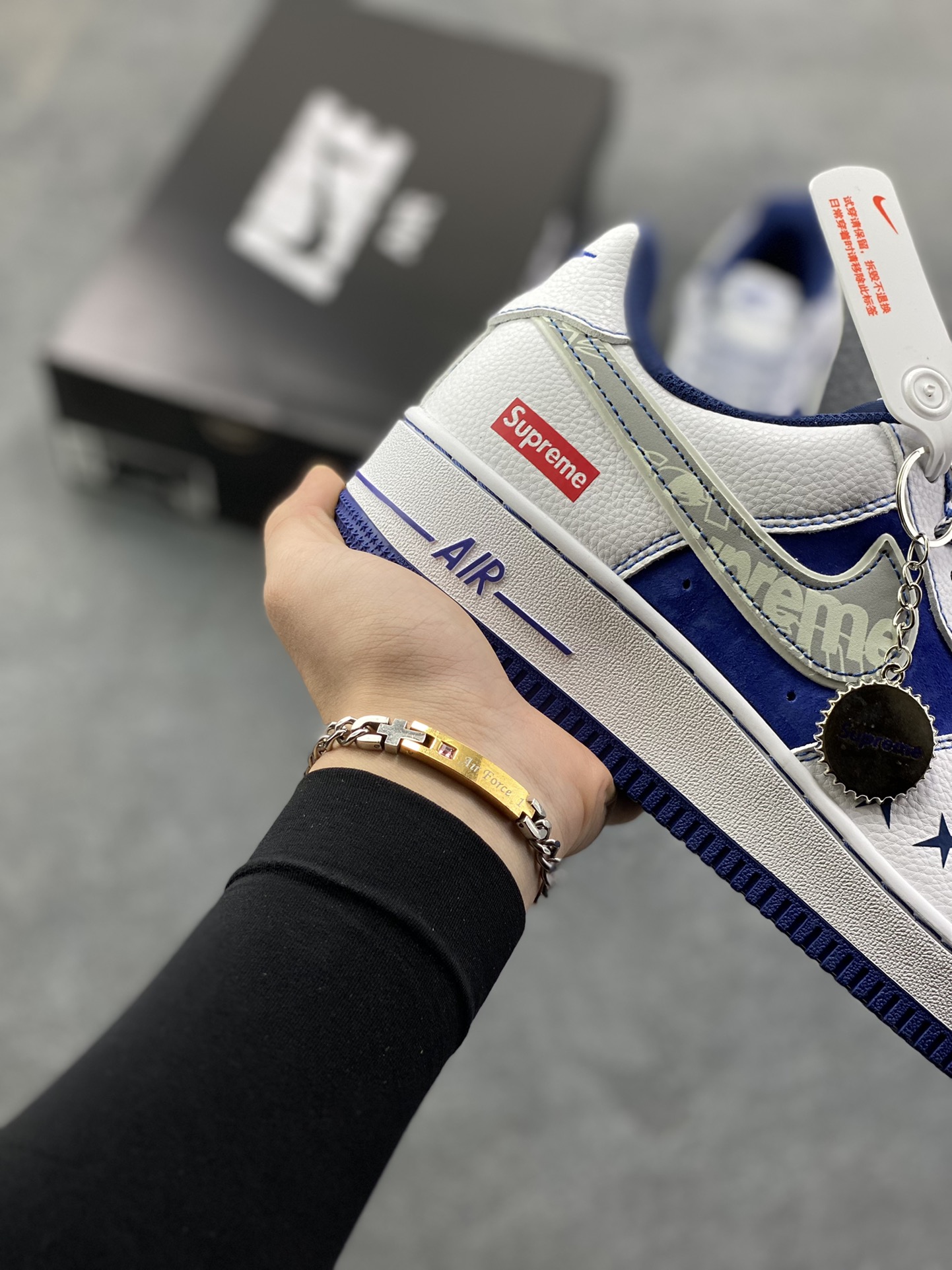 图片[6]-NIke Air Force 1 \’07 Low “Supreme联名——灰勾蓝猪八”空军一号 低帮 运动鞋 休闲鞋 折边针车 工艺难度大 原楦头原纸板 原装鞋盒 定制五金配件 内置全掌气垫 原厂鞋底 货号：XZ6188-187 尺码：36 36.5 37.5 38 38.5 39 40 40.5 41 42 42.5 43 44 44.5 45-选品中心