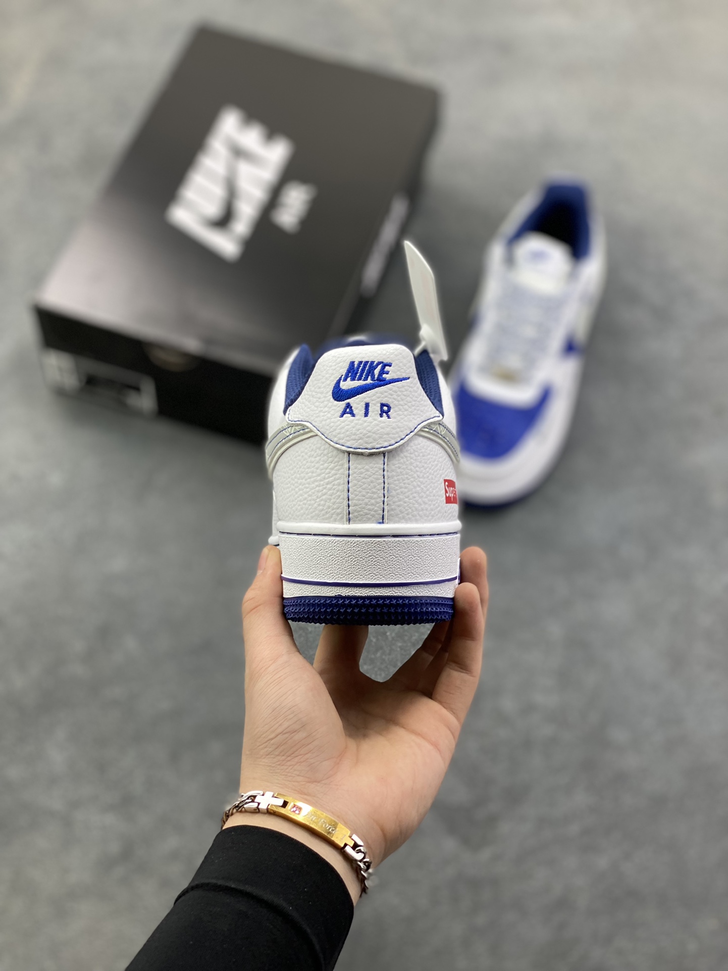 图片[4]-NIke Air Force 1 \’07 Low “Supreme联名——灰勾蓝猪八”空军一号 低帮 运动鞋 休闲鞋 折边针车 工艺难度大 原楦头原纸板 原装鞋盒 定制五金配件 内置全掌气垫 原厂鞋底 货号：XZ6188-187 尺码：36 36.5 37.5 38 38.5 39 40 40.5 41 42 42.5 43 44 44.5 45-选品中心