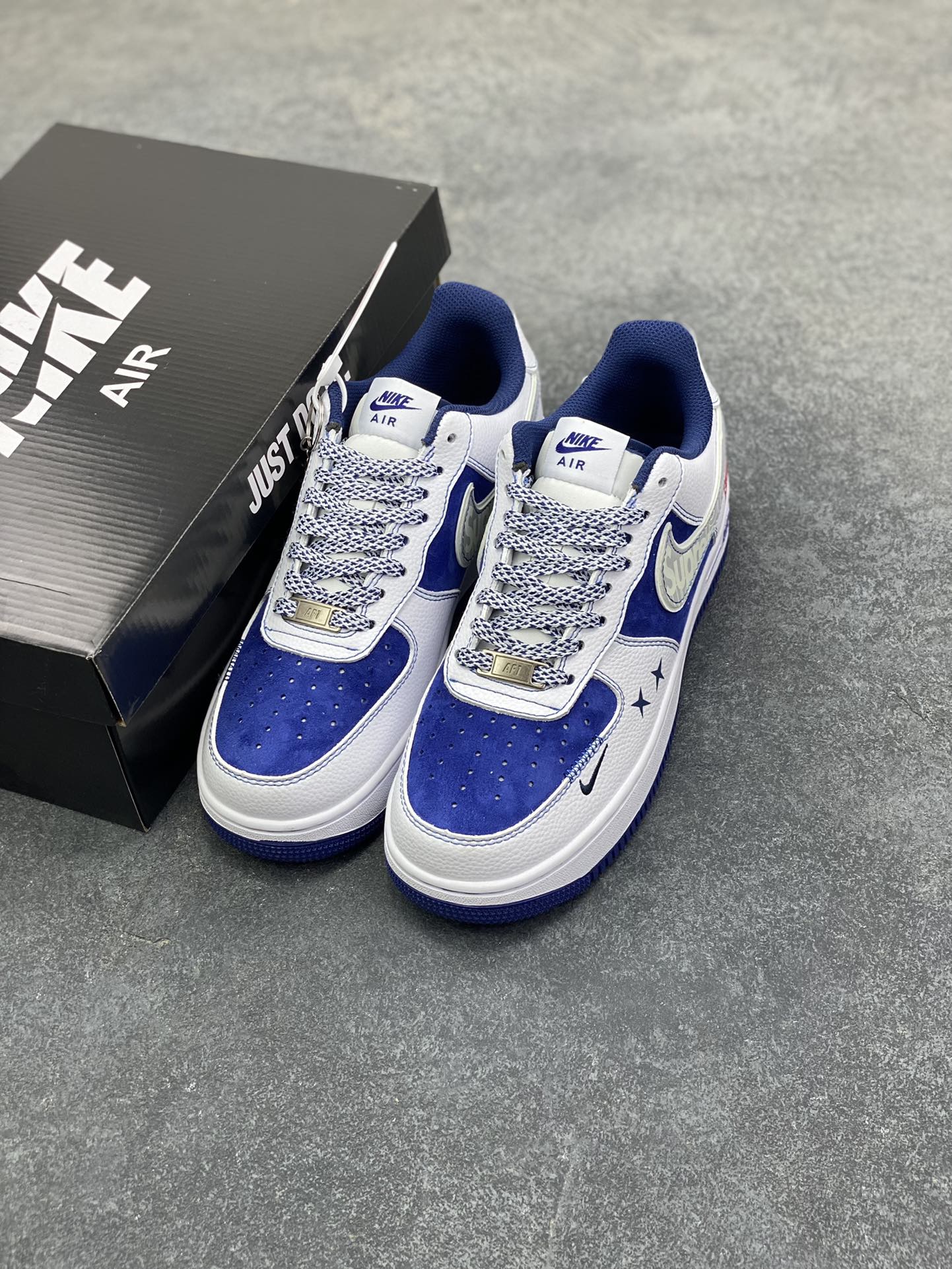 图片[8]-NIke Air Force 1 \’07 Low “Supreme联名——灰勾蓝猪八”空军一号 低帮 运动鞋 休闲鞋 折边针车 工艺难度大 原楦头原纸板 原装鞋盒 定制五金配件 内置全掌气垫 原厂鞋底 货号：XZ6188-187 尺码：36 36.5 37.5 38 38.5 39 40 40.5 41 42 42.5 43 44 44.5 45-选品中心