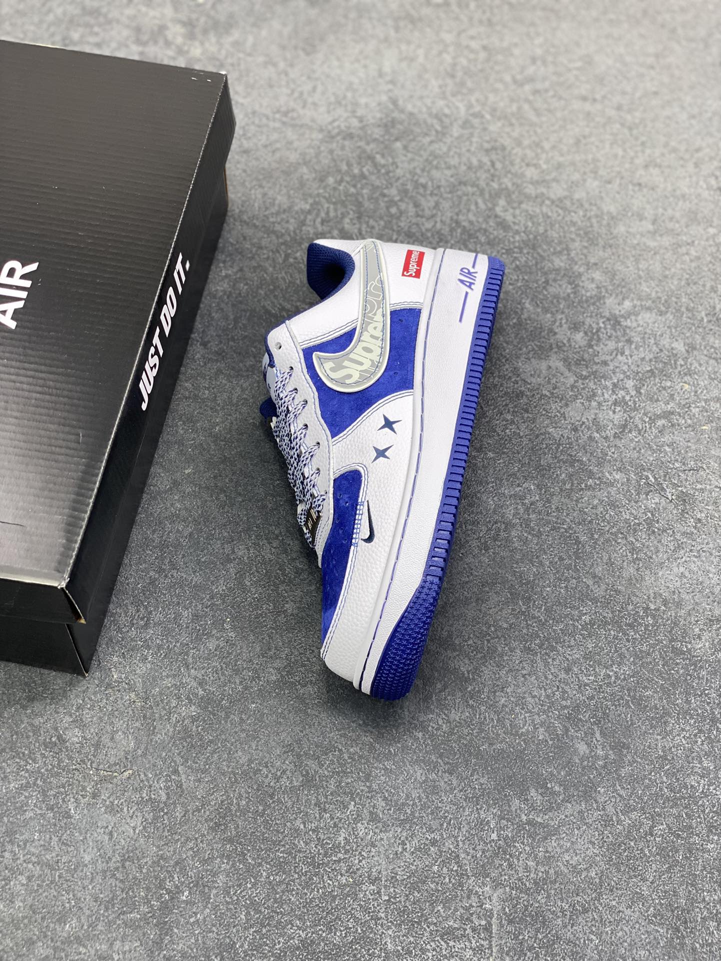 图片[7]-NIke Air Force 1 \’07 Low “Supreme联名——灰勾蓝猪八”空军一号 低帮 运动鞋 休闲鞋 折边针车 工艺难度大 原楦头原纸板 原装鞋盒 定制五金配件 内置全掌气垫 原厂鞋底 货号：XZ6188-187 尺码：36 36.5 37.5 38 38.5 39 40 40.5 41 42 42.5 43 44 44.5 45-选品中心