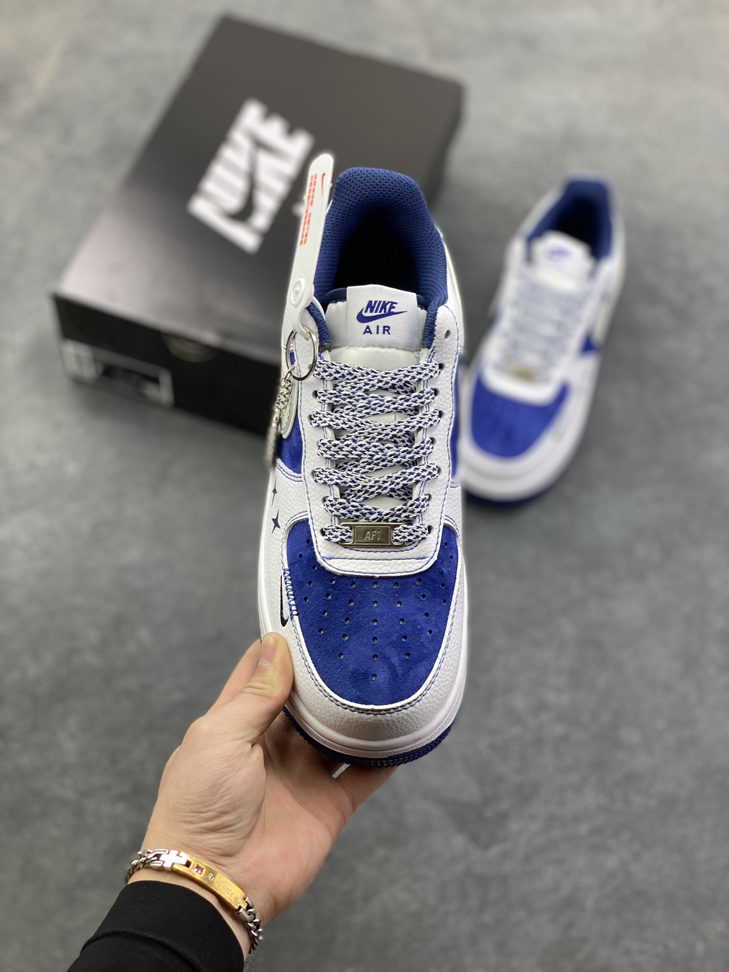 图片[2]-NIke Air Force 1 \’07 Low “Supreme联名——灰勾蓝猪八”空军一号 低帮 运动鞋 休闲鞋 折边针车 工艺难度大 原楦头原纸板 原装鞋盒 定制五金配件 内置全掌气垫 原厂鞋底 货号：XZ6188-187 尺码：36 36.5 37.5 38 38.5 39 40 40.5 41 42 42.5 43 44 44.5 45-选品中心