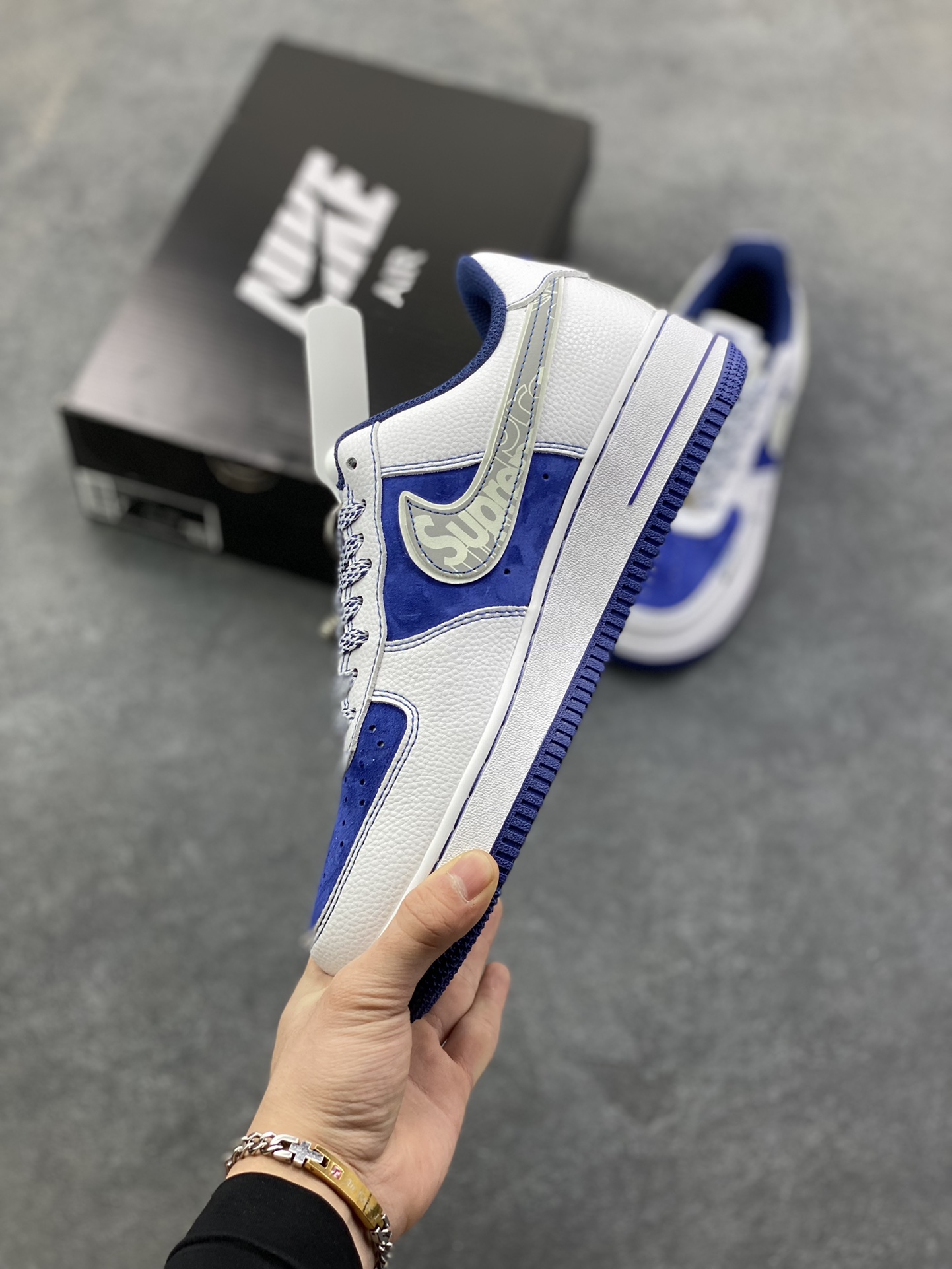 图片[3]-NIke Air Force 1 \’07 Low “Supreme联名——灰勾蓝猪八”空军一号 低帮 运动鞋 休闲鞋 折边针车 工艺难度大 原楦头原纸板 原装鞋盒 定制五金配件 内置全掌气垫 原厂鞋底 货号：XZ6188-187 尺码：36 36.5 37.5 38 38.5 39 40 40.5 41 42 42.5 43 44 44.5 45-选品中心