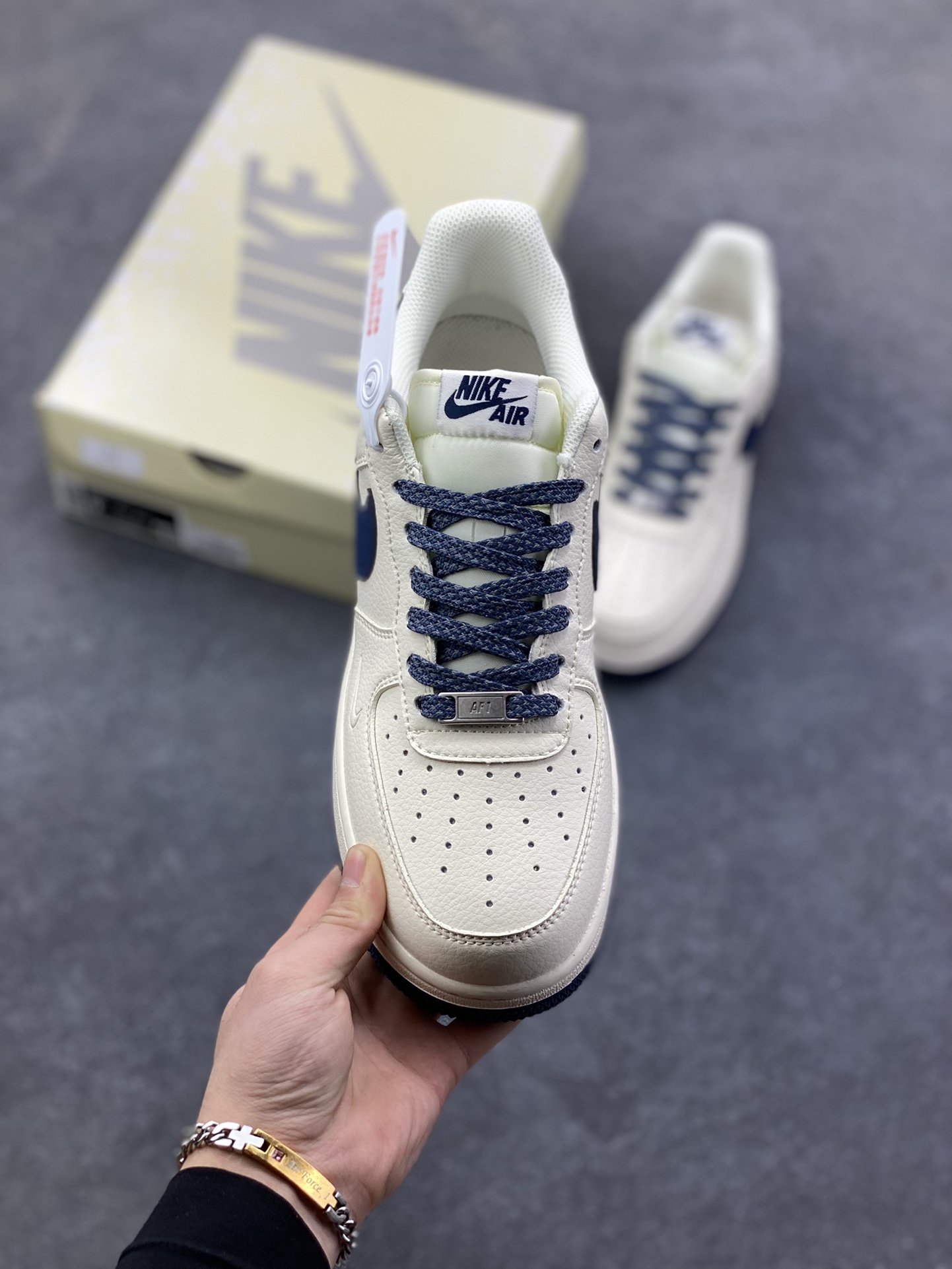 图片[2]-NIke Air Force 1 \’07 Low “NIKE压纹——米白深蓝树纹”空军一号 低帮 运动鞋 休闲鞋 折边针车 工艺难度大 原楦头原纸板 原装鞋盒 定制五金配件 内置全掌气垫 原厂鞋底 货号：SM6668-122 尺码：36 36.5 37.5 38 38.5 39 40 40.5 41 42 42.5 43 44 44.5 45-选品中心