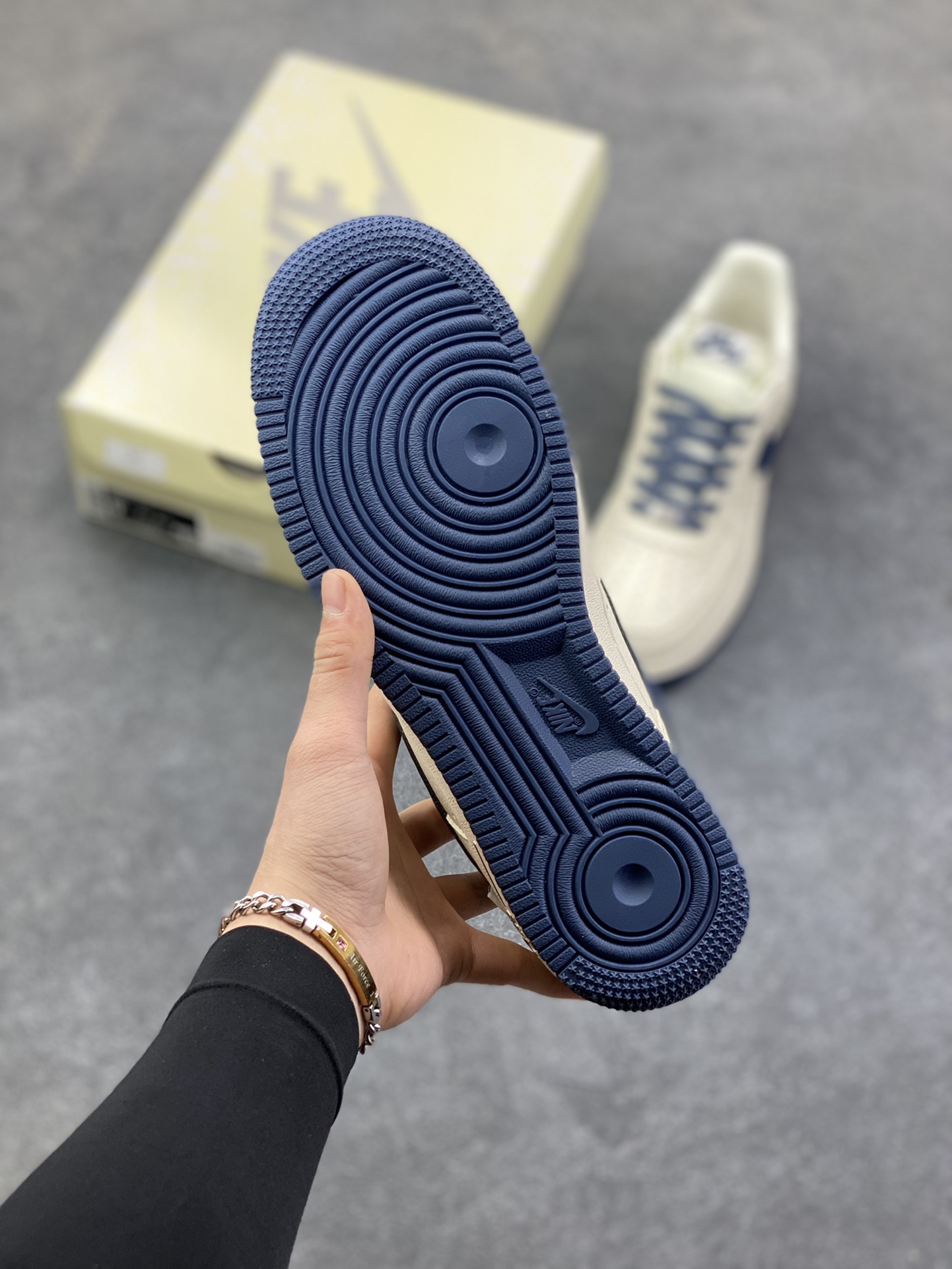 图片[5]-NIke Air Force 1 \’07 Low “NIKE压纹——米白深蓝树纹”空军一号 低帮 运动鞋 休闲鞋 折边针车 工艺难度大 原楦头原纸板 原装鞋盒 定制五金配件 内置全掌气垫 原厂鞋底 货号：SM6668-122 尺码：36 36.5 37.5 38 38.5 39 40 40.5 41 42 42.5 43 44 44.5 45-选品中心