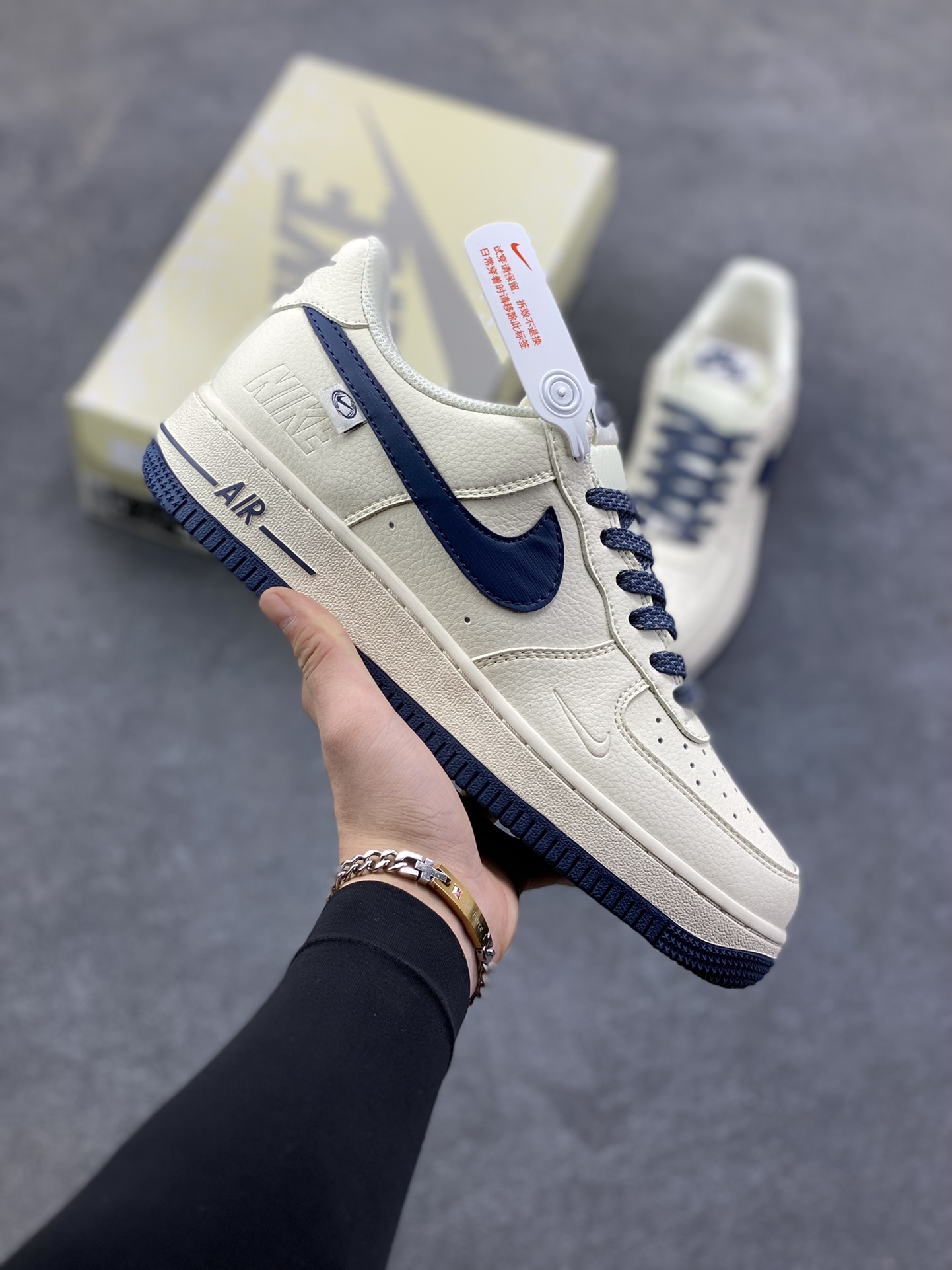 NIke Air Force 1 \’07 Low “NIKE压纹——米白深蓝树纹”空军一号 低帮 运动鞋 休闲鞋 折边针车 工艺难度大 原楦头原纸板 原装鞋盒 定制五金配件 内置全掌气垫 原厂鞋底 货号：SM6668-122 尺码：36 36.5 37.5 38 38.5 39 40 40.5 41 42 42.5 43 44 44.5 45-选品中心