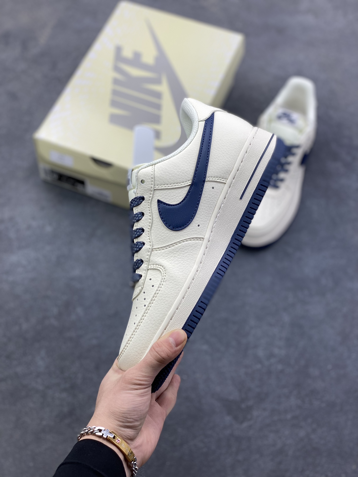 图片[3]-NIke Air Force 1 \’07 Low “NIKE压纹——米白深蓝树纹”空军一号 低帮 运动鞋 休闲鞋 折边针车 工艺难度大 原楦头原纸板 原装鞋盒 定制五金配件 内置全掌气垫 原厂鞋底 货号：SM6668-122 尺码：36 36.5 37.5 38 38.5 39 40 40.5 41 42 42.5 43 44 44.5 45-选品中心