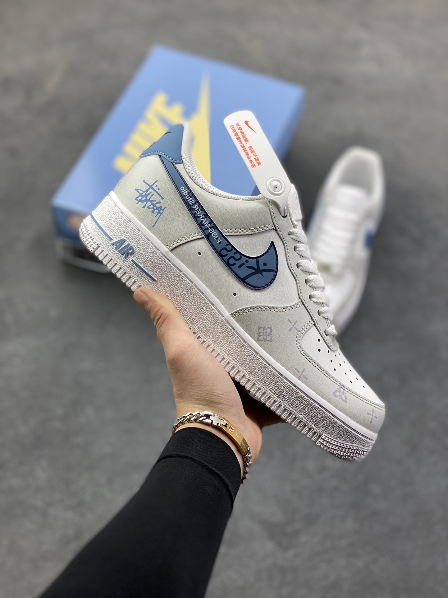 Nike Air Force 1 Low’07 斯图西联名 空军一号低帮休闲板鞋 定制皮料 原厂3D打印 定制鞋盒 原楦原纸板 纯正空军版型 内置全掌气垫 货号：ZH0316-137 尺码：36 36.5 37.5 38 38.5 39 40 40.5 41 42 42.5 43 44 44.5 45-选品中心