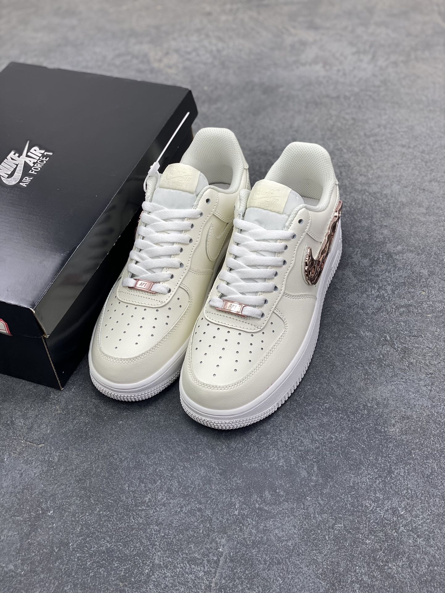 图片[8]-Nike Air Force 1 Low 毒液 空军一号低帮运动休闲板鞋 原楦头原纸板 打造纯正空军版型 专注外贸渠道 全掌内置蜂窝气垫 原盒配件 原厂中底钢印、拉帮完美 货号：IF1686-161 尺码：36 36.5 37.5 38 38.5 39 40 40.5 41 42 42.5 43 44 44.5 45-选品中心