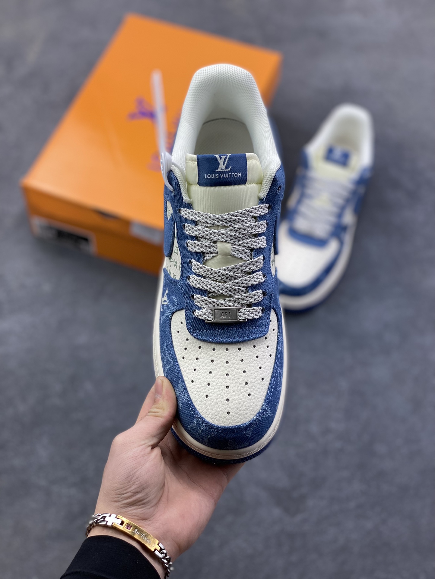 图片[2]-NIke Air Force 1 \’07 Low “LV联名”空军一号 低帮 运动鞋 休闲鞋 折边针车 工艺难度大 原楦头原纸板 原装鞋盒 定制五金配件 内置全掌气垫 原厂鞋底 货号：ZH2598-305 尺码：36 36.5 37.5 38 38.5 39 40 40.5 41 42 42.5 43 44 44.5 45-选品中心