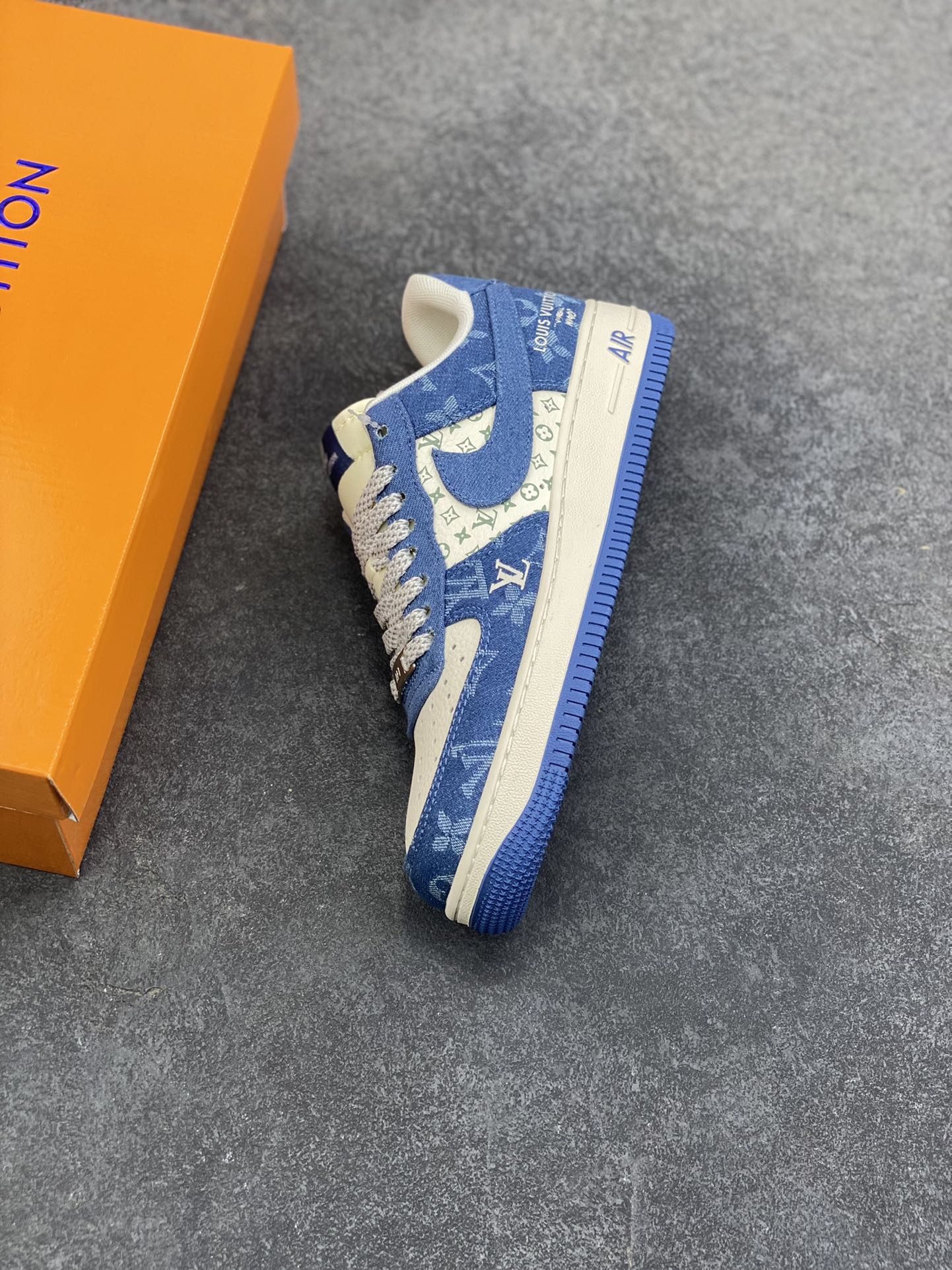 图片[7]-NIke Air Force 1 \’07 Low “LV联名”空军一号 低帮 运动鞋 休闲鞋 折边针车 工艺难度大 原楦头原纸板 原装鞋盒 定制五金配件 内置全掌气垫 原厂鞋底 货号：ZH2598-305 尺码：36 36.5 37.5 38 38.5 39 40 40.5 41 42 42.5 43 44 44.5 45-选品中心