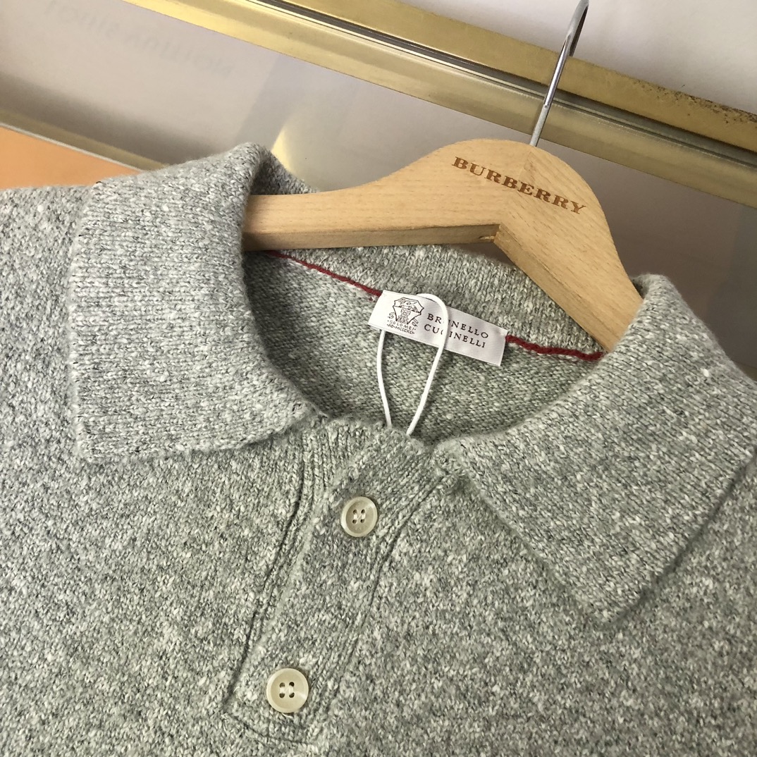 BC翻领针织毛衣采用羊毛混纺面料制作！净色设计，低调风格两色可选