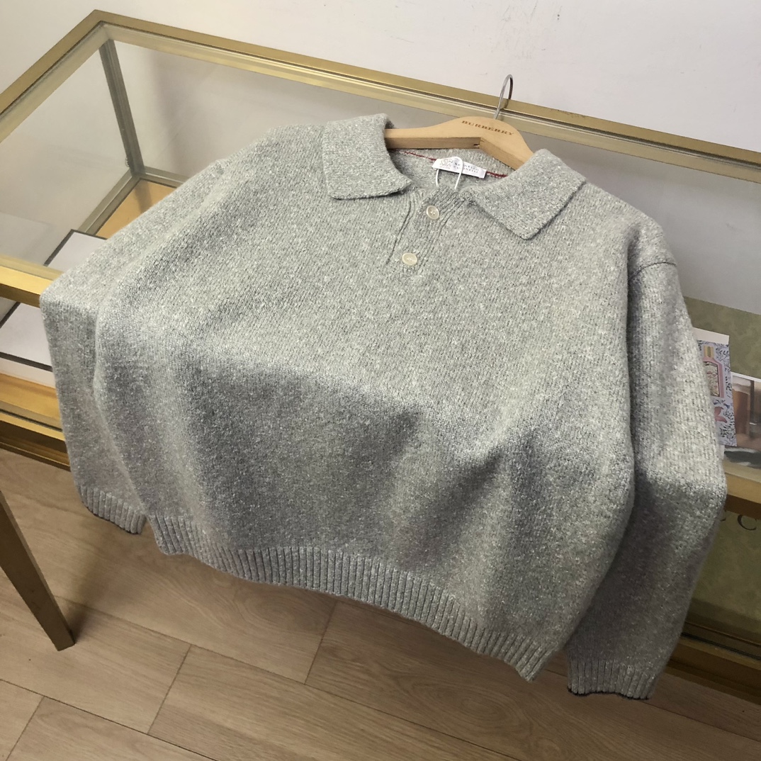 BC翻领针织毛衣采用羊毛混纺面料制作！净色设计，低调风格两色可选