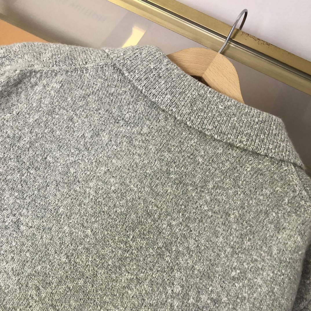 BC翻领针织毛衣采用羊毛混纺面料制作！净色设计，低调风格两色可选