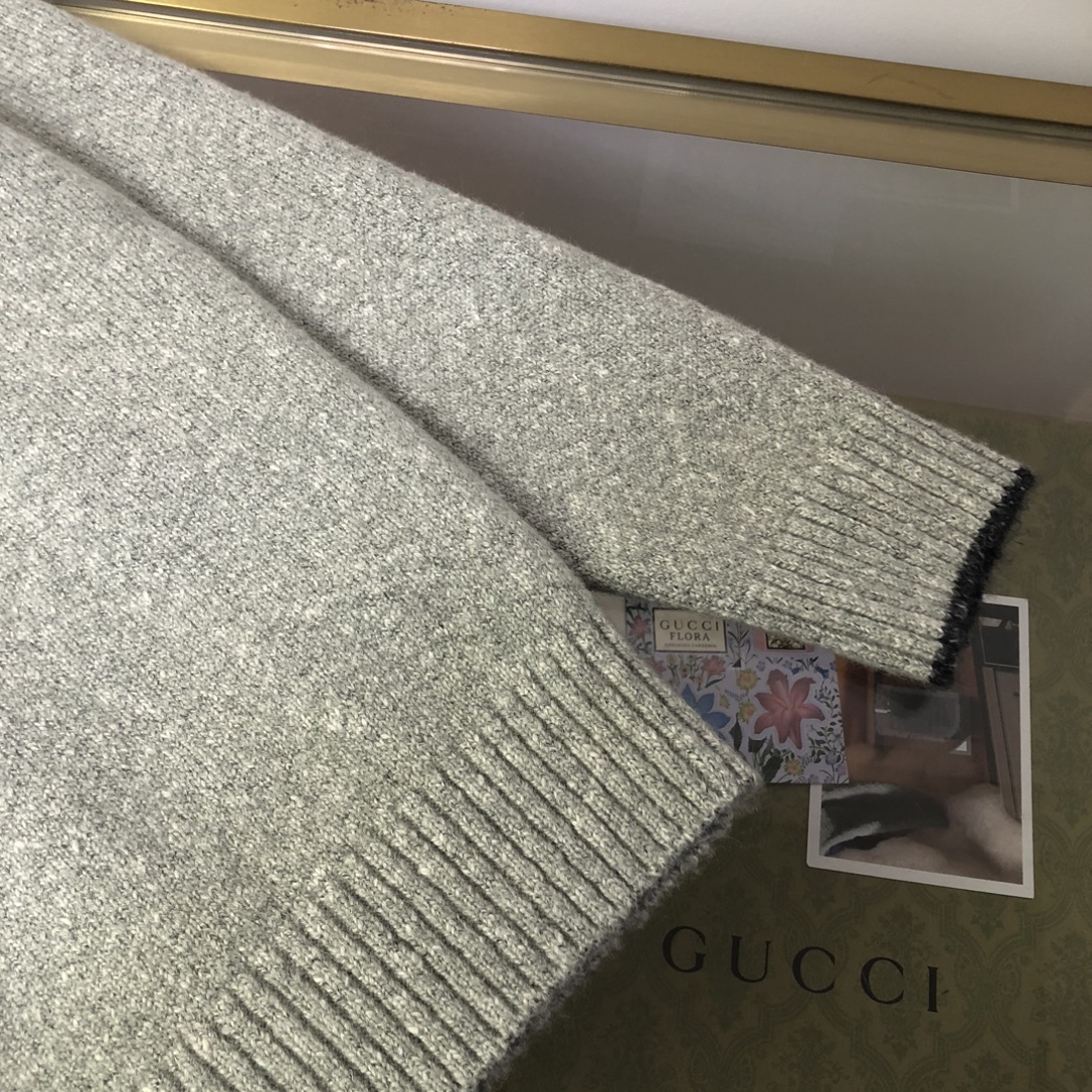 BC翻领针织毛衣采用羊毛混纺面料制作！净色设计，低调风格两色可选