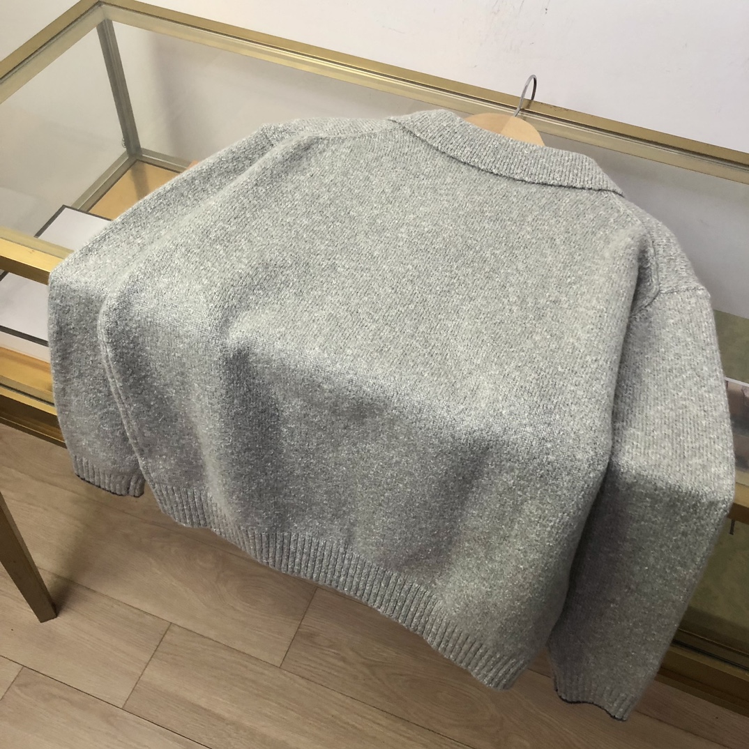 BC翻领针织毛衣采用羊毛混纺面料制作！净色设计，低调风格两色可选