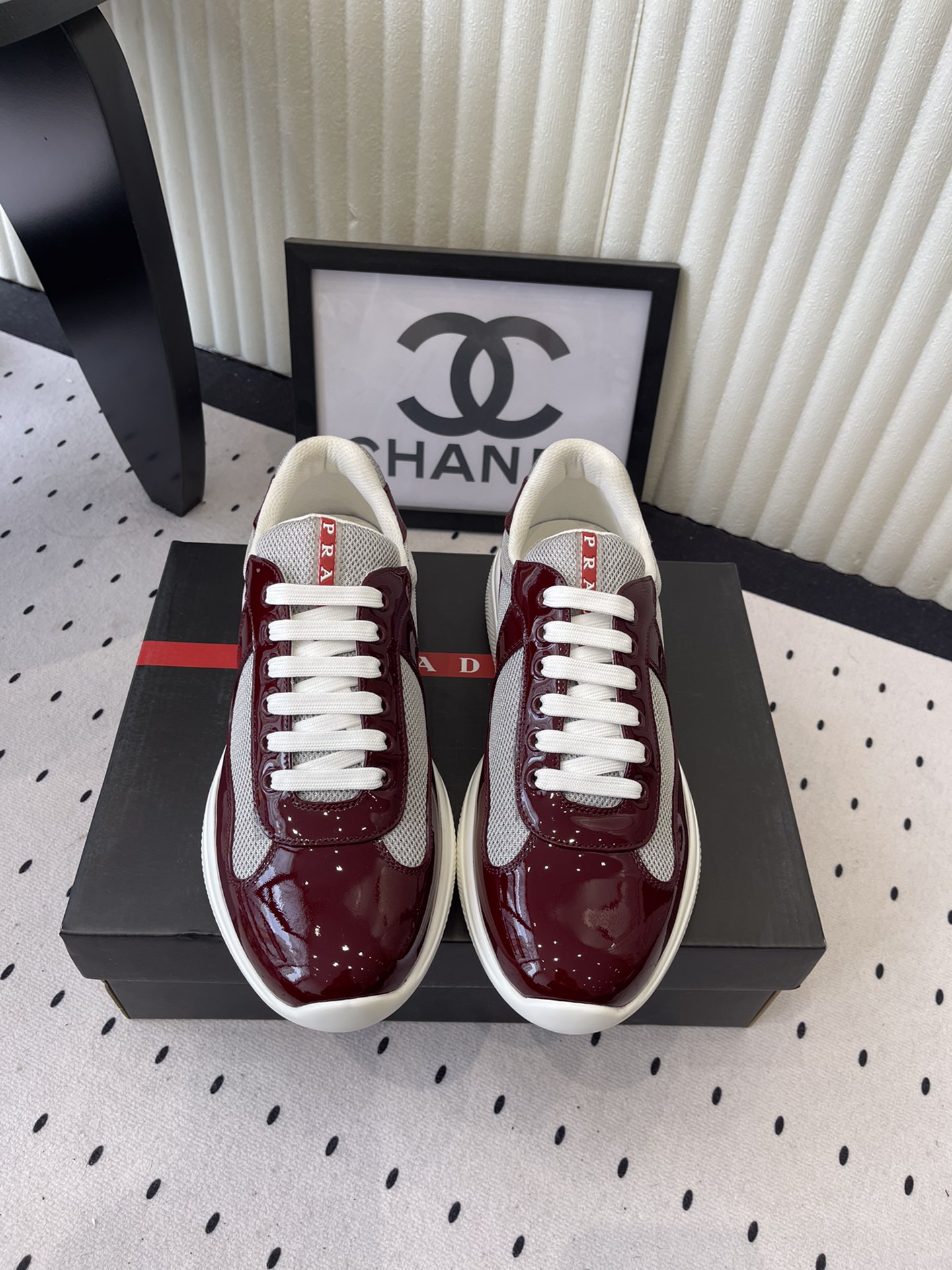 NO:617005,Men's size 10 Prada's new couple's casual shoes, top original 1:1 version, can be compared with any version on the market, imported cow patent leather upper, original hardware buckle, cowhide lining feet, original TPU outsole Size: 35-45, casual shoes/sports shoes, prada, sneakers, cowhide19860909男码10 Prada新款情侣休闲鞋 顶级原版1:1版本 可对比市场任意版本 进口牛漆皮鞋面 原版五金扣 牛皮内里垫脚 原版TPU大底 Size: 35-45,休闲鞋/运动鞋,prada,sneakers,cowhide,Women's Shoes