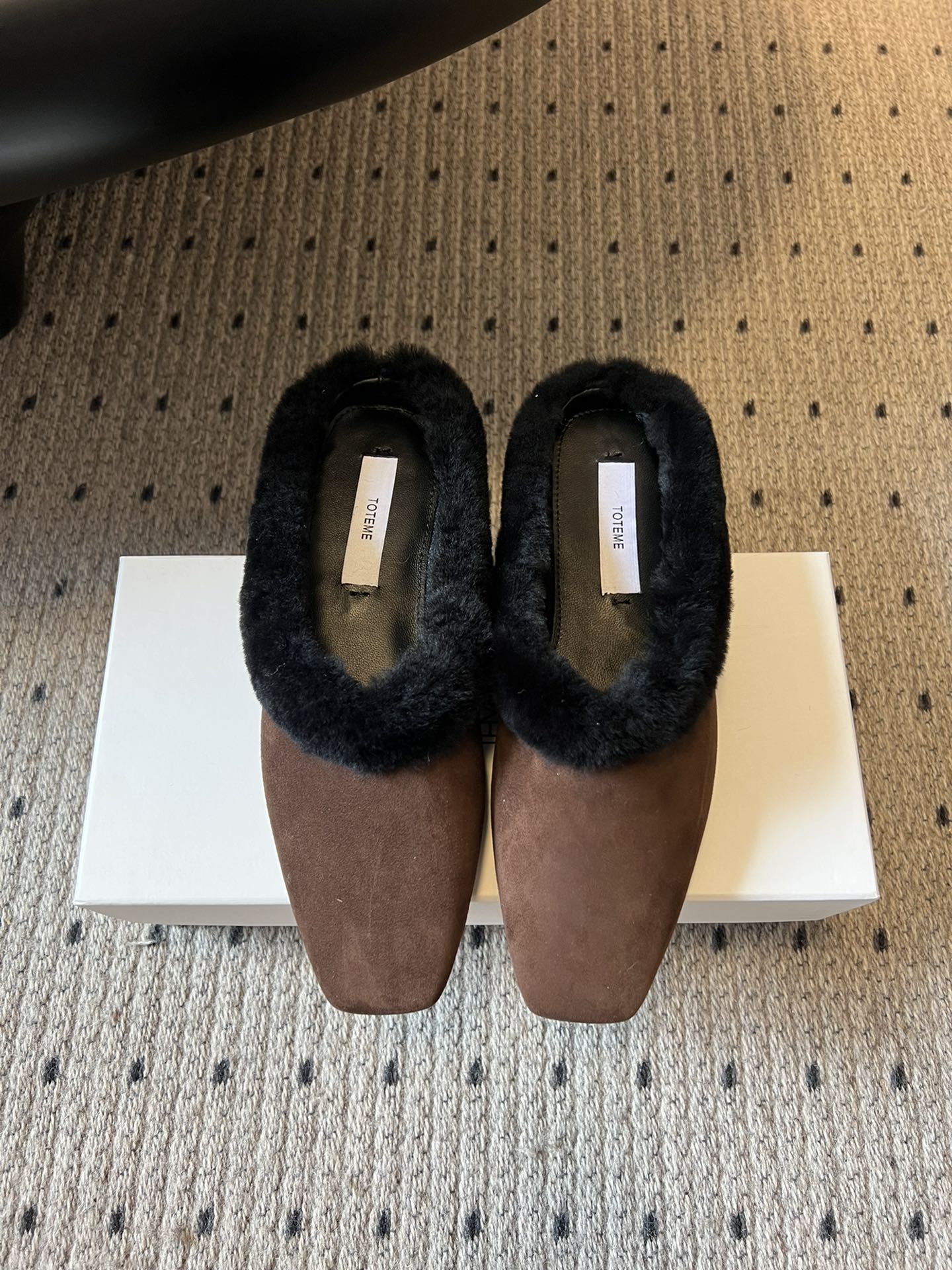 NO:616767,Purchasing agent grade Dongguan factory high-quality TOTEM* autumn and winter retro plush mules. Iconic square-toe mules, with 'suede + black plush collar' splicing. The minimalist lines hide winter warm details, which is the brand's iconic 'cold-sensing high-end style'. Made of imported suede + high-density artificial plush, the suede texture is matte and high-end, plush is soft and skin-friendly, taking into account both texture and warmth.  Both colors are universal styles for 'genderless dressing' in autumn and winter - wearing wide-leg pants is a 'Nordic minimalist style', wearing a knitted skirt is a 'sophisticated and gentle feeling', and can even be worn with suit pants for commuting. They are 'low-key and elegant' lazy shoes. The upper is made of cow velvet, the lining is imported wool from Australia, and the outsole is made of Italian leather. It is increased by 2cm.  suit,chamois leather,leather soles19860909代购级 莞厂高品质 TOTEM*秋冬复古毛绒穆勒鞋 标志性的方头穆勒鞋型,搭配“麂皮+黑色毛绒鞋口”拼接,极简线条里藏着冬日温暖细节,是品牌标志性的“冷感高级风”.采用进口绒面麂皮+高密度人造毛绒,麂皮质感哑光高级,毛绒柔软亲肤,兼顾了质感和保暖性. 两种色系都是秋冬“无性别穿搭”的万能款——搭阔腿裤是“北欧极简风”,配针织裙是“轻熟温柔感”,甚至能搭西装裤走通勤路线,属于“低调显贵”的懒人鞋. 鞋面胎牛绒 内里澳洲进口羊毛 大底意大利真皮大底 增高2cm size35-40码（40码定制不退换）,半拖毛毛鞋,skirts,business suit,chamois leather,Leather soles,Women's Shoes
