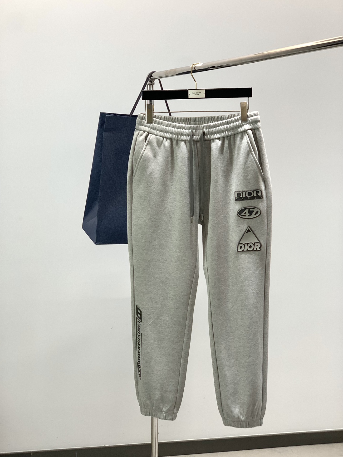 NO:646433,One set, Dior, new autumn products, available at counters simultaneously, simple fashionable casual suit, original imported fabrics, comfortable and breathable, top-notch printing technology letter pattern logo, original hardware accessories decoration, extremely high grade, unique design, fashionable and handsome upper body!  2 colors recommended, size M-3XL, dior, dior, alexander wang19860909一套,Dior 迪奥, 秋季新品,专柜同步有售,简约时尚休闲套装,原版进口面料,舒适透气,顶级印花工艺字母图案logo,原版五金辅料装饰,档次极高,独特设计,上身时尚帅气！2色推荐,码数M-3XL,,dior,dior,alexander wang,Men's clothing