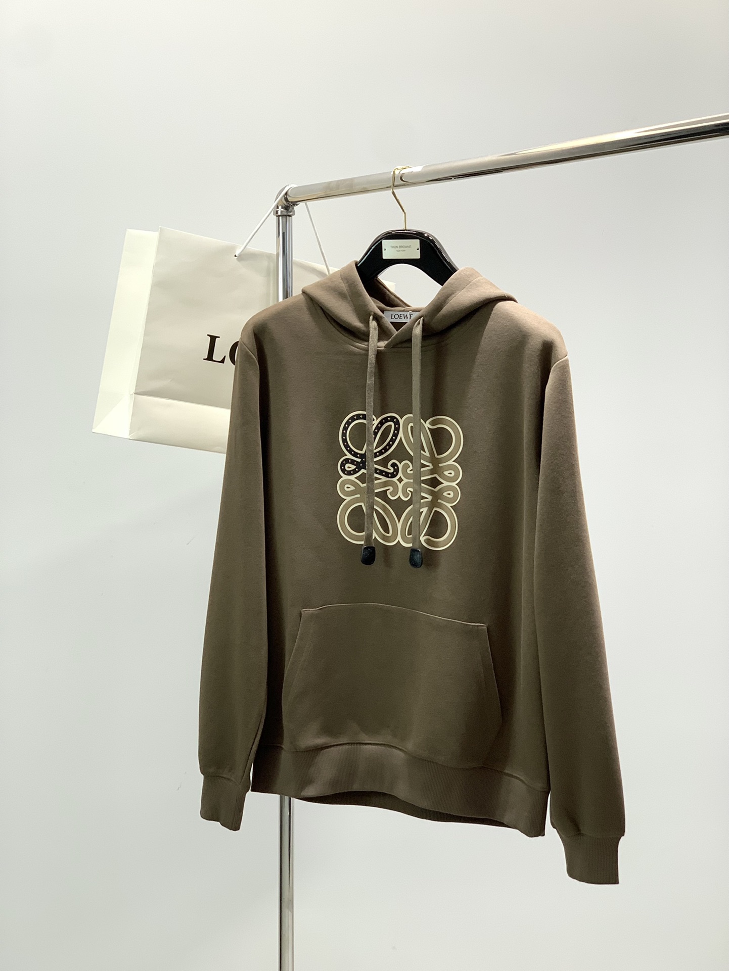 NO:656410,, Loewe, the latest model in autumn 2025, available at counters simultaneously, original order, stylish and casual hooded sweatshirt, the upper body is very unique!  Eye-catching and bright, imported original fabrics, top-notch printing technology letter pattern decoration Logo, simple yet fashionable, classic atmosphere, comfortable and breathable, handsome and stylish upper body, 2 colors recommended, size M-3XL,, loewe, loewe, hoodie, sweatshirts, hats, alexander wang19860909,Loewe 罗意威,2025秋季最新款,专柜同步有售,原单狠货,时尚休闲连帽卫衣,上身很有特点！吸睛而有亮点,进口原版面料,顶级印花工艺字母图案装饰Logo,简单而不失时尚,经典大气,舒适透气,上身帅气有型,2色推荐,码数M-3XL,,loewe,loewe,hoodie,sweatshirts,hats,alexander wang,Men's clothing