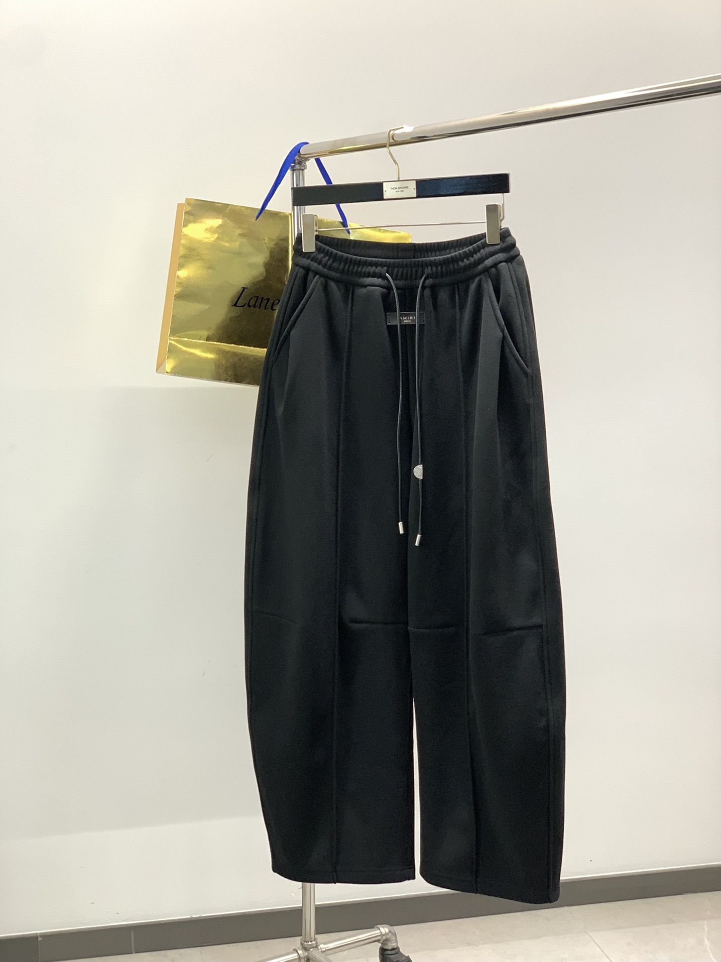 NO:643902,, Amiri, the latest autumn and winter products, available at counters simultaneously, original goods, casual fashion pants, imported original fabrics, top-notch printing technology letter pattern logo, original hardware accessories decoration, upper body is comfortable and breathable, extremely high-grade, comfortable and versatile, full of handsome upper body, 2 colors recommended, size M-2XL,, amiri, alexander wang19860909,Amiri 埃米尔,秋冬季最新品,专柜同步有售,原单狠货,休闲时尚裤,进口原版面料,顶级印花工艺字母图案logo,原版五金辅料装饰,上身舒适透气,档次极高,舒适百搭,上身帅气十足,2色推荐,码数M-2XL,,amiri,alexander wang,Men's clothing