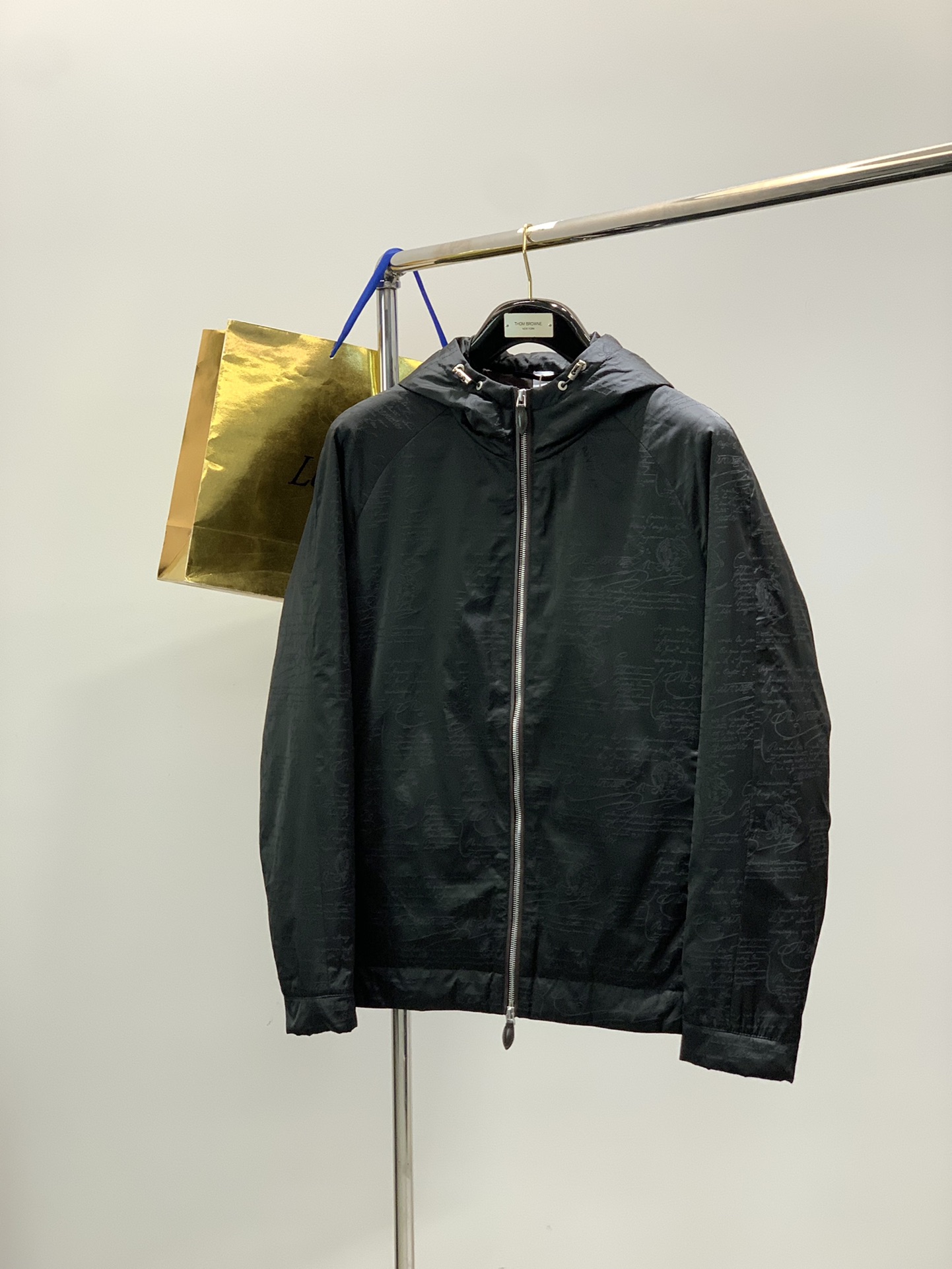 NO:656400,, BERLUTI Bruti - Men's satin jacquard all-over Scritto pattern sheepskin piping 3M Thinsulate cotton-filled hooded cotton jacket About style and design A set of cotton jackets with a very old money tone, minimalist and classic, and highly stylized. It has Berluti*'s consistently high standards, and is excellent from fabrics to details.  The all-over jacquard made on black matte satin is circled and full of Scritto patterns, paying tribute to the classics. The Scritto pattern is one of Berluti*’s signature designs. It was inspired by an 18th-century letter. The entire picture and text are like handwritten text in a classical scroll, paying tribute to the simple and elegant hand-made calligraphy. It is very retro and has a high-end feel.  A simple and classic hooded jacket. The contrasting colors of black on the outside and cool on the inside are very old-fashioned. The frame of the zipper fly is inlaid with brown sheepskin piping. The entire leather is seamlessly configured. The edges of the leather strips are hand-oiled. There is a square brown leather badge on the left chest, with Scr laser engraved on it.  The itto pattern echoes the coffee-colored lining inside, and also echoes the jacquard all over the body. The whole is minimalist, with three-dimensional raglan sleeves, and the left and right pockets are also invisible in the three-dimensional cutting lines. The original fabric is pleated to create local elasticity on the cuffs and hem, giving it a strong overall feel!  About the fabric and technology: The main fabric is 63 polyester fiber 37 nylon, matte satin texture fiber, high-density weaving, tear-resistant, not easy to wrinkle, easy to take care of, pure custom fabric, with handwritten Scritto jacquard pattern. The zipper accessories are original YKK, high-end matte silver, and the placket frame, left chest badge and zipper pendant are all high-quality sheep leather.  The inside is filled with 3M Thinsulate cotton. Thinsulate is a newly patented high-efficiency warm fleece. It benefits from 3M's patented microfiber (1/25 of hair) to retain more air and retain more heat. It is light and warm. At the same thickness, the warmth is 1.5 times that of down jackets. Sizes S, M, L, XL,  M bust 116 collar to sleeves 75 length 69. L bust 120 collar to sleeves 76 length 70. XL bust 124 collar to sleeves 77 length 71.219860909,BERLUTI 布鲁提 -男款缎面提花通体Scritto图案绵羊皮滚边3M新雪丽棉填充连帽棉服夹克 关于款式及设计 很old money调性的一组棉衣夹克,极简且经典,还极具风格化,有着Berluti*一贯地高水准,从面料到细节都堪称优秀. 在黑色哑光缎面上做的通体提花是出圈点,满幅的Scritto图案,致敬经典.Scritto花纹是Berluti*的招牌设计之一,其灵感源于一封18世纪的书信,整幅图文就好像是手写的古典书卷里的文字,致敬古朴优雅的手工书法,非常复古,而且很有高级感. 精简且经典的连帽夹克,外黑内咖的撞色本身就很老钱,拉链门襟的边框,镶嵌了咖色的绵羊皮滚边,整条皮无接缝的配置,皮条边缘做了手工油边处理,左胸带方块的咖色皮徽章,上面镭射刻印了Scritto图案,与内里的咖色里布相呼应,并且也与大身满幅的提花相呼应.整体足够极简,立体插肩袖,左右插兜也隐形在立体裁剪线条中,并由本布面料打褶构建了袖口及下摆的局部松紧,整体感极强！ 关于面料及工艺 主体面料63聚酯纤维37锦纶,哑光缎面质感的纤维,高密织造,抗撕裂,不易褶皱,极易打理,面料纯定织,带手写体的Scritto提花图案.拉链辅料为YKK原版,高级的哑光银色,门襟边框、左胸徽章以及拉链的吊坠均为优质的绵羊皮. 内里填充的是3M公司新雪丽棉,Thinsulate属于新专利的高效暖绒,得益于3M专利的超细纤维（发丝的1/25）来留存更多空气,留存更多热量,轻薄保暖,在同等厚度下,保暖度是羽绒服的1.5倍. 尺码S,M,L,XL,X XL尺码表S胸围112领到袖74衣长68. M胸围116领到袖75衣长69.L胸围120领到袖76衣长70. XL胸围124领到袖77衣长71.2XL胸围128领到袖78衣长72,,jackets & coats,down jacket,sheepskin,hats,alexander wang,Men's clothing