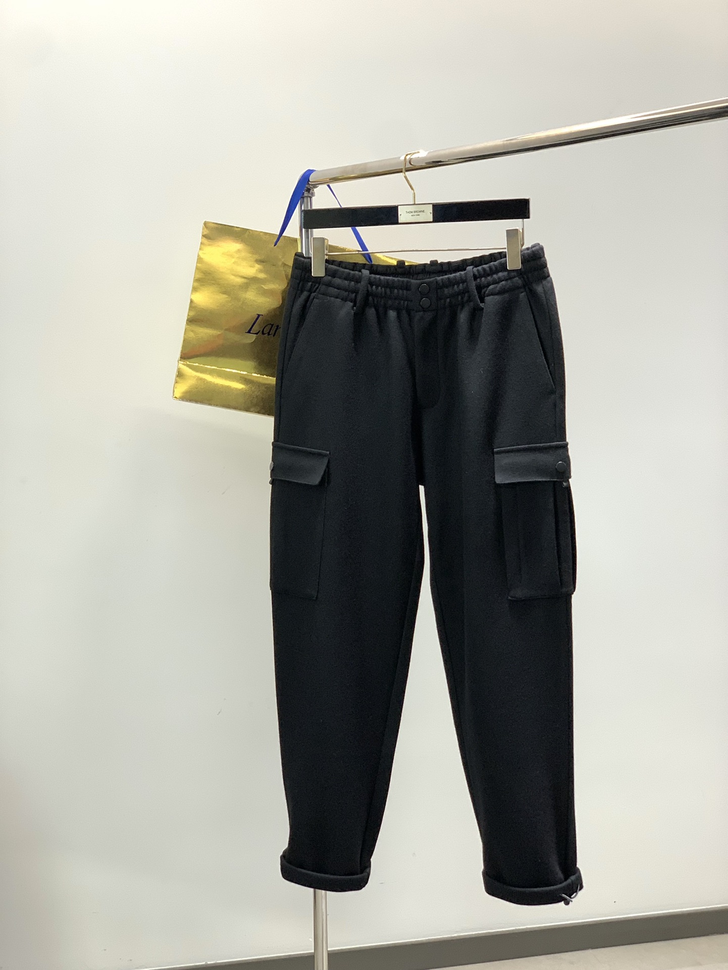 NO:656405,, Y3 Black Warrior Series, men's Yangtze yarn reinforced wool three-dimensional pocket trousers with drawable thickened overalls. About style and design The independent line of high-luxury sports led by Master Yamamoto incorporates the essence of deconstructed design. Design value, fashion, quality and practicality are always online.  The classic Black Warrior series incorporates strong style workwear elements. The three-dimensional large pockets embellished on both sides of the trouser legs dominate the overall stylization. The bag body is a clamshell version of conventional workwear, which is folded left and right in the middle of the bag body to increase the overall sense of structure. The flap pocket is designed with snap buttons to facilitate the storage of small items. The front panel is a minimalist pocket, and the rear hip pocket is a hidden bag body with the same style of flap combination, echoing the side body, giving a strong three-dimensional and overall sense.  The waistband with elastic waistband and drawstring is more friendly to the leg shape than the straight trousers with a slightly wider body. The trouser legs have built-in adjustment buckles and elastic drawstrings. In the relaxed state, they are slightly loose straight trousers. After being gathered and trimmed, they can be slightly tapered jogging trousers. Two shapes and two flavors. The shape is plastic and changeable, which will be the favorite of fashionistas. About materials and craftsmanship: 22 wool, 52 polyester, 12 viscose, 14 cotton, and the wool yarn is from Biella, Germany.  Yarn Yangtze yarn, ultra-fine Merino wool, is blessed with Basulan technology. It is knitted by high-speed automated needles on German Karl Mayer equipment worth 1.5 million. It is processed by shrinking wool and the width is reduced to only 125cm.  , the amount of one pair of pants is 1.5 times that of ordinary similar styles, and the cost is high as you can imagine, but at the same time, the shrinking process brings the tightness and high texture of the wool fabric, and the anti-pilling effect is good. The whole-body zipper adopts YKK custom zipper.  Size S, M, L, XL, XXL Size chart S waist 78 hip 104 pants length 99 foot opening 20.  L waist 86 hips 112 pants length 101 feet 22. XL waist 90 hips 116 pants length 102 feet 23.219860909,Y3 黑武士系列,男款扬子纱线强缩羊毛立体口袋裤脚可收束加厚工装裤 关于款式及设计 山本大师主导的高奢运动的独立线,融入了解构设计的精髓,设计值,时髦度,品质感,实穿性一贯在线. 经典的黑武士系列,融合了风格强烈的工装元素,双侧裤腿上点缀的立体大口袋,主导了整体的风格化,袋体是常规工装翻盖版本,在袋体正中做了左右对折的效果,增加整体的结构感,翻盖袋口是按扣设计,方便收纳随身小物件,前片极简插袋,后臀口袋则是同款翻盖组合内隐式袋体,与侧身呼应,立体感且整体感极强. 松紧腰带抽绳的腰头,相比直筒稍点宽身余度的裤型,对腿型更为友好,裤脚口内置了调控扣和松紧抽绳,松弛状态下是微宽松的直筒裤,收束打理后又可以是微锥形慢跑裤,两种形态两种味道,造型可塑且多变会是时髦精们的心头好. 关于材质及工艺 22羊毛52涤纶12粘纤14棉,羊毛纱线来自德国Biella Yarn扬子纱线,超细的美丽诺羊毛,经巴素兰工艺加持,在价值150万的德国卡尔迈耶设备上,由高速自动化机针编织制成,并经过强缩羊毛处理,幅宽缩到只有125cm,一条裤子的用量是普通类似款式的1.5倍,成本可想而知的高昂,但同时也因强缩工艺带来的是羊毛织物的紧实和高质感,抗起毛气球效果好.通体拉链采用YKK定制拉链. 尺码S,M,L,XL,XXL尺码表S腰围78臀围104裤长99脚口20.M腰围82 臀围108裤长100脚口21. L腰围86臀围112裤长101脚口22.XL腰围90臀围116裤长102脚口23.2XL腰围94臀围120裤长103脚口24,,alexander wang,Men's clothing