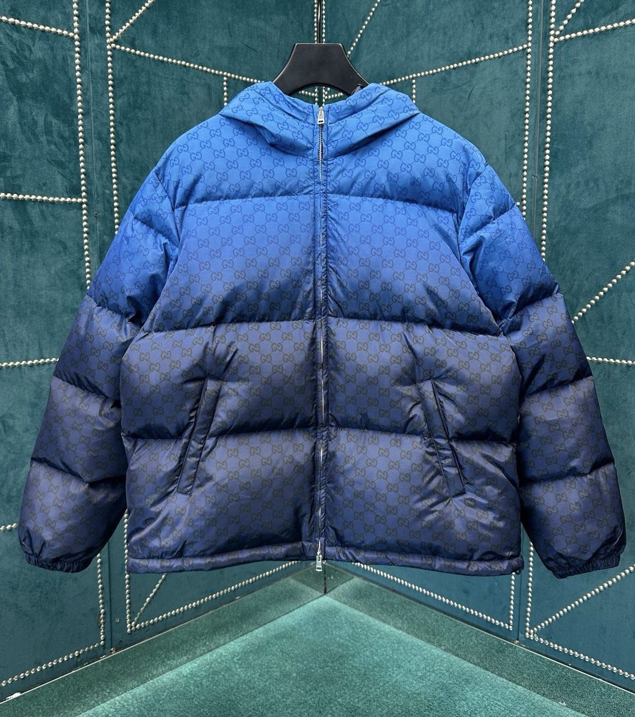 NO:646681,Gucc1 hooded down jacket, custom-woven gradient nylon fabric, all-over GG interlocking logo printed, national standard 90 white duck down filling, very fluffy, very full, feels to the touch, the version is too large, with a cotton jacket inside, warm and stress-free, code size S, M, L, XL,, gucci, jackets & coats, down jacket, hats, alexander wang19860909Gucc1 连帽 羽绒服 订织渐变色尼龙面料 通体印GG互扣Logo 国标90白鸭绒填充 很蓬 很饱满 摸起来手感 版型偏大 里面搭配棉服 外套 御寒无压力 码数S,M,L,XL,,gucci,jackets & coats,down jacket,hats,alexander wang,Men's clothing