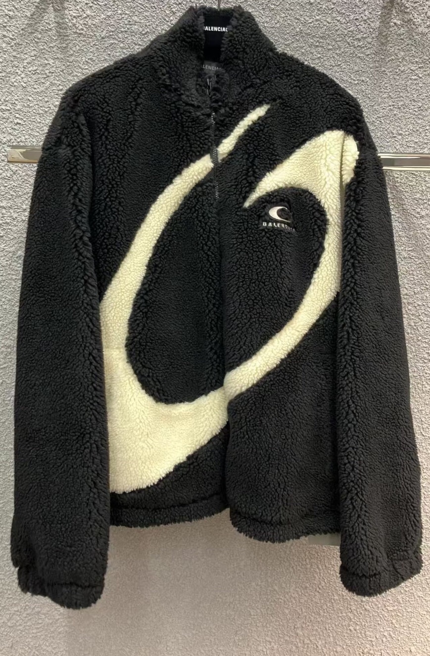 NO:646686,Balenciaga Polar Fleece Jacket High-quality polar fleece fabric hugs the body, furry texture, black and white streamlined design, large logo hook, direct aura, large version, perfect sense of fashion on the upper body, street fashion look, size S, M, L, XL,, balenciaga, jackets & coats, alexander wang19860909Balenciaga 摇粒绒 外套 优质摇粒绒面料 抱身上 毛茸茸的质感 黑白色流线设计 大Logo环钩 气场直接拉 版型很大 上身时尚感满分 街头潮流Look 码数S,M,L,XL,,balenciaga,jackets & coats,alexander wang,Men's clothing