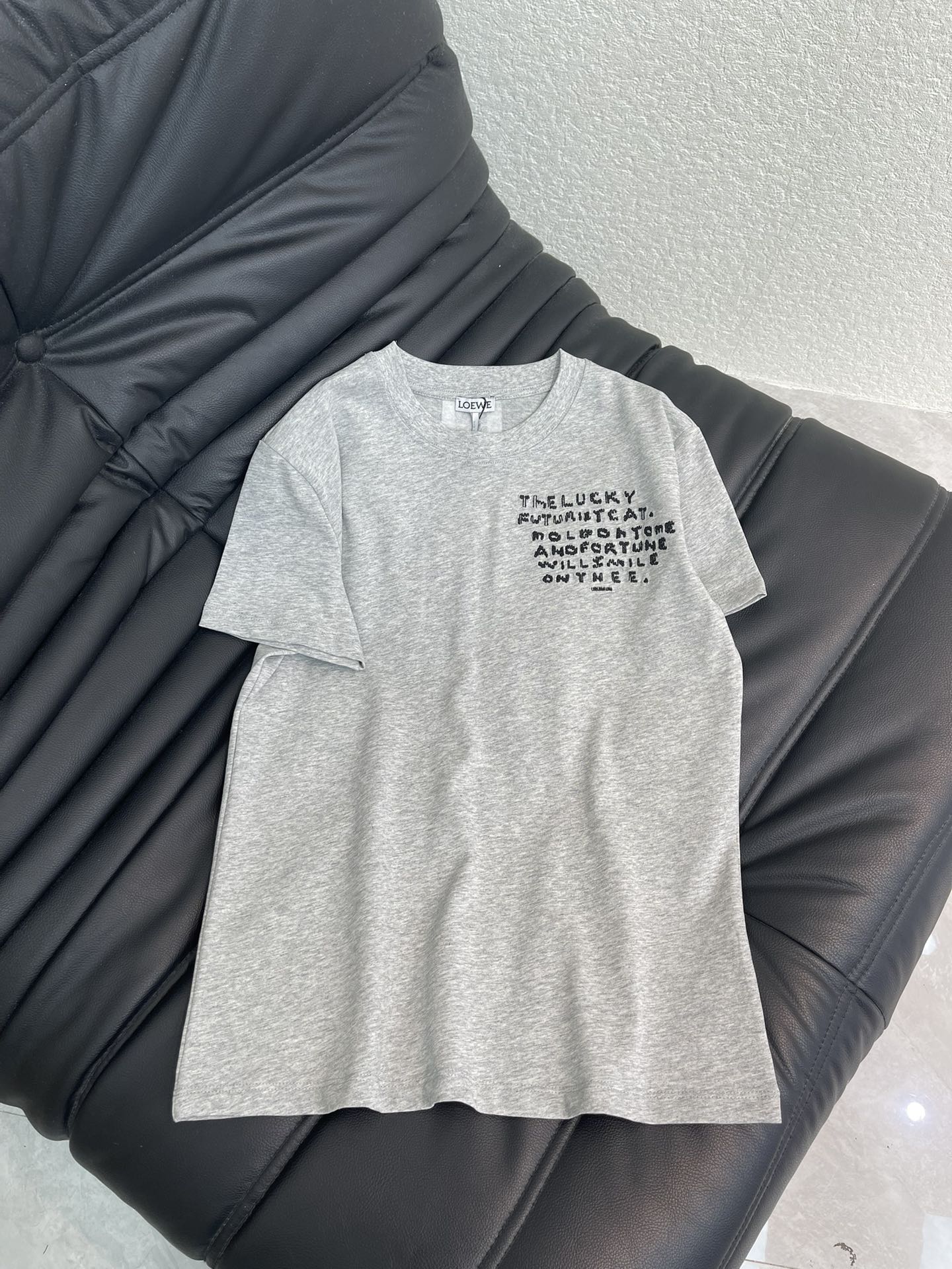 NO:610753,Loew*26 new early spring embroidered short-sleeved T-shirt, exquisite version makes the upper body look slimmer!  Customized latest craftsmanship, low-key luxury!  Fashionable must-have items to unlock all outfits!  Look for our quality!  The classic items are fashionable and high-end, and the classic styles are versatile and easy to match!  SML,,loewe,T-shirt,tees,t-shirt,alexander wang19860909Loew*26早春新品刺绣短袖T恤 精致版型上身巨显瘦！ 定制最新工艺 低调奢华！ 时髦精必备单品解锁所有穿搭！ 认准我家品质！经典单品时髦又高级 经典版型百搭不挑人！ SML,,loewe,T-shirt,tees，t-shirt,alexander wang,Women's clothing