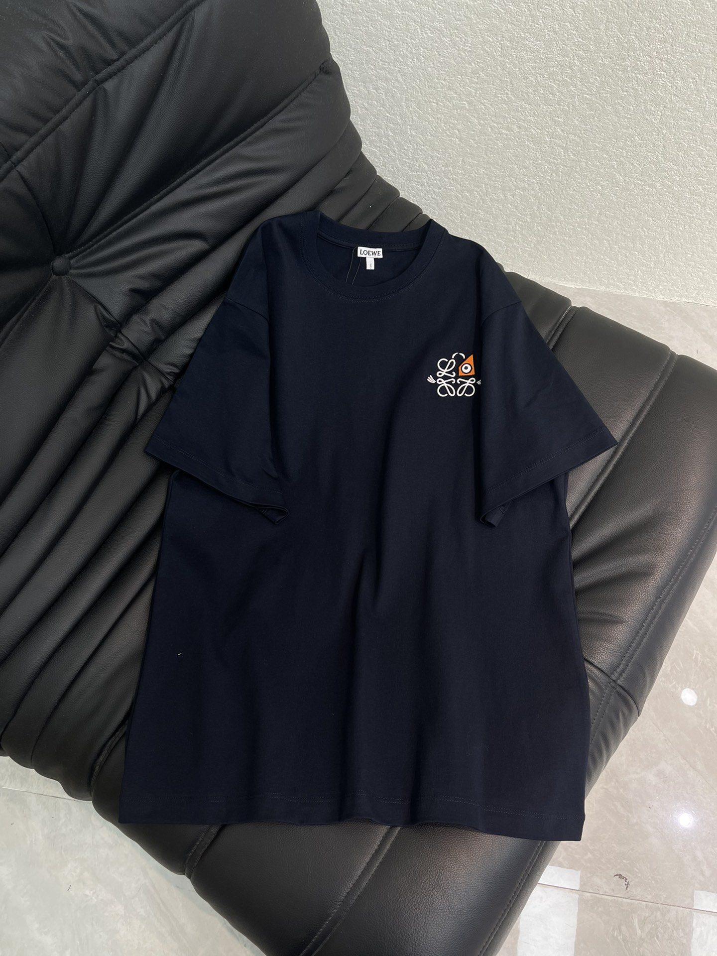 NO:610152,Loew*26 early spring new round neck embroidered totem short-sleeved T-shirt.LoewLouis  wain co-branded series # Customized YB native cotton material, breathable and comfortable, full of texture, loose short-sleeved T-shirt cut, highlighting the brand style, made of heavyweight pure cotton, full of drape, showing a slim and fashionable effect. Embroidery technology is used on the chest to outline the iconic totem logo of geometric color blocks and eyes, which strengthens the brand identity and makes the sense of fashion and high-end immediately create a personalized style. It is fashionable and relaxed, and it is stylish and fashionable when worn alone. SML, Louis  vuitton,loewe,T-shirt,tees,t-shirt,alexander wang19860909Loew*26早春新款圆领刺绣图腾短袖T恤.LoewLouis wain联名系列#定制YB原生全棉材质,透气舒适,质感十足,宽松短袖T恤裁剪,凸显品牌格调,采用克重纯棉制成,垂坠感十足,呈现显瘦时尚穿搭效果,胸前利用刺绣工艺,勾勒出几何色块眼睛标志性图腾徽标,加强品牌标识度,时尚高级感立现,打造个性风格,时髦松弛,单穿内搭都出彩时髦.SML,,louis vuitton,loewe,T-shirt,tees，t-shirt,alexander wang,Women's clothing