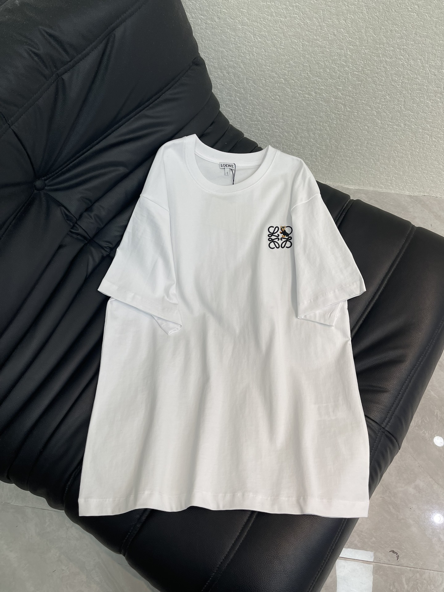 NO:610148,Loew*26 early spring new round neck embroidered totem short-sleeved T-shirt.LoewLouis  wain co-branded series # Customized YB native cotton material, breathable and comfortable, full of texture, loose short-sleeved T-shirt cut, highlighting the brand style, made of heavyweight pure cotton, full of drape, showing a slim and fashionable dressing effect. The embroidery process is used on the chest to outline the iconic black kitten totem logo, which strengthens the brand identity and makes the sense of fashion and high-end immediately create a personalized style. It is fashionable and relaxed, and looks stylish when worn alone. SML A,, louis  vuitton,loewe,T-shirt,tees,t-shirt,alexander wang19860909Loew*26早春新款圆领刺绣图腾短袖T恤.LoewLouis wain联名系列#定制YB原生全棉材质,透气舒适,质感十足,宽松短袖T恤裁剪,凸显品牌格调,采用克重纯棉制成,垂坠感十足,呈现显瘦时尚穿搭效果,胸前利用刺绣工艺,勾勒出黑色小猫标志性图腾徽标,加强品牌标识度,时尚高级感立现,打造个性风格,时髦松弛,单穿内搭都出彩时髦.SML A,,louis vuitton,loewe,T-shirt,tees，t-shirt,alexander wang,Women's clothing