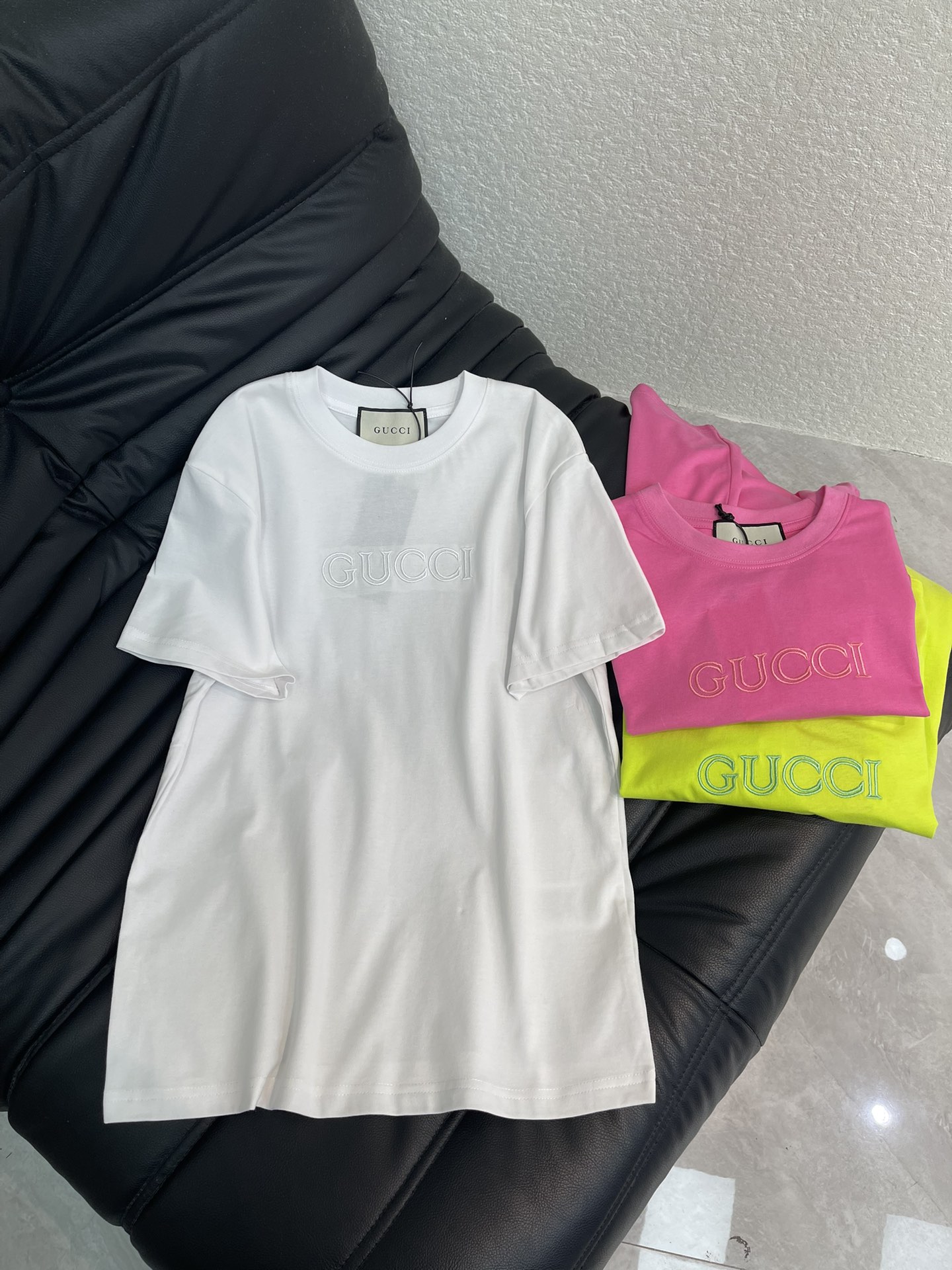 NO:610747,Gucc*26 early spring new three-dimensional embroidered letter short-sleeved T-shirt. Pure cotton fabric. High-density fashionable sports style. Every daily wear. Playful and age-reducing design elements full of vitality. High quality. Sizes SML, gucci, T-shirt, tees, t-shirt, alexander wang19860909Gucc*26早春新款立体刺绣字母短袖T恤 纯棉面料 高密度时髦运动风 每个日常的穿搭 俏皮减龄充满元气的设计元素 高品质 尺码SML,,gucci,T-shirt,tees，t-shirt,alexander wang,Women's clothing