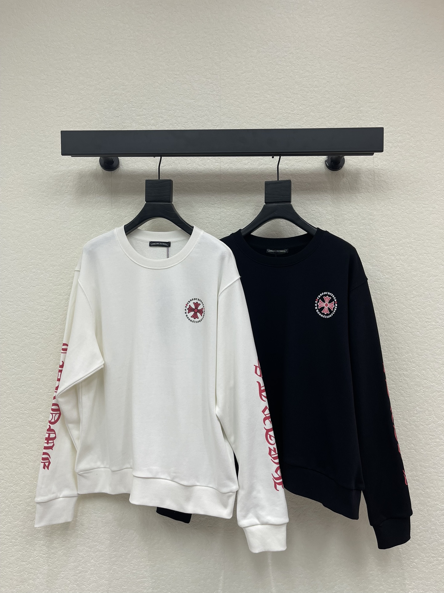 NO:610145,Chrome hear* Chrome Hearts 25 new letter printed round neck long-sleeved sweatshirt. Customized YB twill cotton material, comfortable texture, full of elasticity, round neck pullover sweatshirt cut, embellished with a cross on one side of the chest, echoing the large logo on the back, with letters on both sleeves, highlighting the brand style, loose version, visually narrow and elongated, slim and tolerant, available in black and white, distinctive brand style, and stylish when worn alone. SML, chrome hearts, chrome  hearts,hoodie,sweatshirts,alexander wang19860909Chrome hear*克罗心25新款字母印花圆领长袖卫衣.定制YB斜纹全棉材质,质感舒适,弹力十足,圆领套头卫衣裁剪,胸口单侧位置点缀十字架,与后背大面积徽标呼应,配合两袖字母,凸显品牌格调,宽松版型,视觉收窄拉长,显瘦包容,黑白可选,品牌风格鲜明,单穿内搭都出彩时髦.SML,,chrome hearts,chrome hearts,hoodie,sweatshirts,alexander wang,Women's clothing