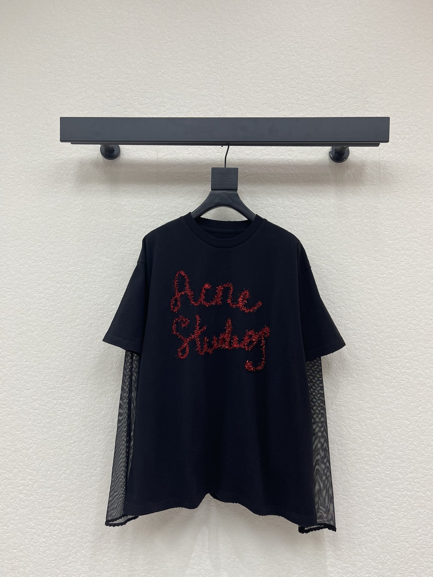 NO:610140,Acne  studio*25 new fake two-piece contrasting color cotton long-sleeved T. Christmas limited edition# Customized YB twill cotton material, breathable and comfortable, full of texture. The fake two-piece long-sleeved T-shirt is layered and cut to highlight the brand style. It is made of pure cotton with a slight elasticity and looks good when worn.  Thin and fashionable, the contrast between the inside and outside of the body is used to show the fashion sense of long and short sleeves. The letter logo on the chest is crocheted and embroidered with red silver yarn. The sleeves are slightly see-through and eye-catching, creating a personalized style, fashionable and age-reducing, and excellent when worn alone. SML,,acne  studios,dior,T-shirt,tees,t-shirt,alexander wang19860909Acne studio*25新款假两件撞色全棉长袖T.圣诞限定款#定制YB斜纹全棉材质,透气舒适,质感十足,假两件T恤长袖叠穿裁剪,凸显品牌格调,采用克重纯棉制成,略带有弹力,穿搭显瘦时尚,大身里外利用面料对比,呈现出长短袖叠加的时尚感,胸口字母徽标以红色银丝纱线钩织刺绣完成,袖子微透十足亮眼,打造个性风格,时髦减龄,单穿内搭都出彩.SML,,acne studios,dior,T-shirt,tees，t-shirt,alexander wang,Women's clothing