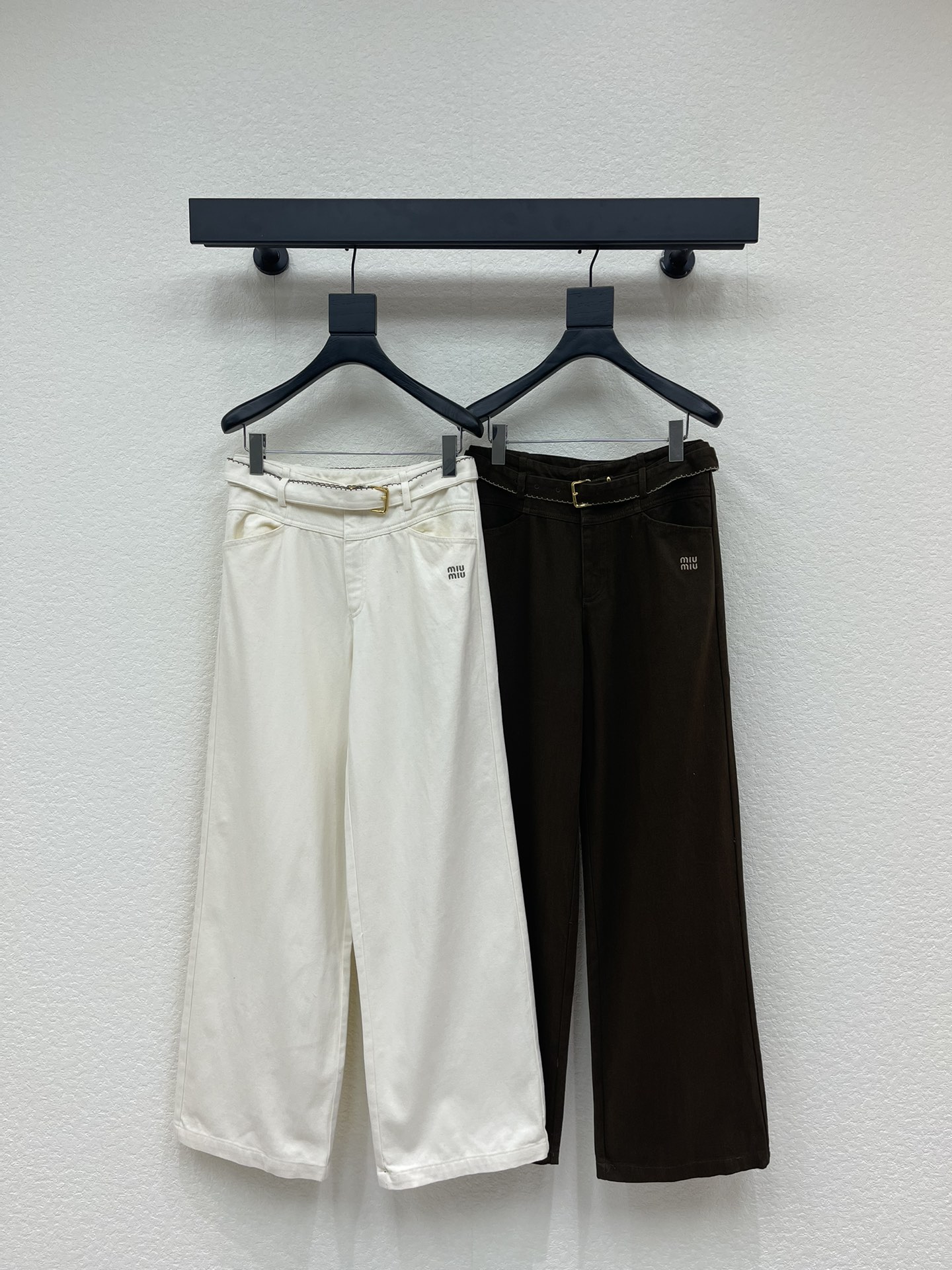 NO:610135,Miumi*25 new brushed logo belt wide-leg trousers. Customized YB twill denim and cotton material, with a lustrous texture and smooth drape, for a relaxed fit. Wide-leg straight trousers, three-dimensional cutting to form pleated volume, trimming the body shape more neatly, and wearing a smooth and stylish fit.  , high-end simplicity, letter embroidery logo, perforated belt with wavy embroidery lace around the waist, relaxed and elegant temperament, strong tolerance, slimming and super long legs, full of simple old money style.SML,,miumiu,alexander  wang19860909Miumi*25新款磨绒徽标腰带阔腿长裤.定制YB斜纹牛仔棉材质,质感光泽垂顺,穿搭松弛,阔腿直筒长裤,立体裁剪形成压褶放量,修饰身型更为利落,穿搭垂顺有型,高级简约,字母刺绣徽标,配合腰间波浪刺绣花边的穿孔腰带,气质松弛优雅,包容性强,显瘦超显腿长,满满简约老钱风格.SML,,miumiu,alexander wang,Women's clothing