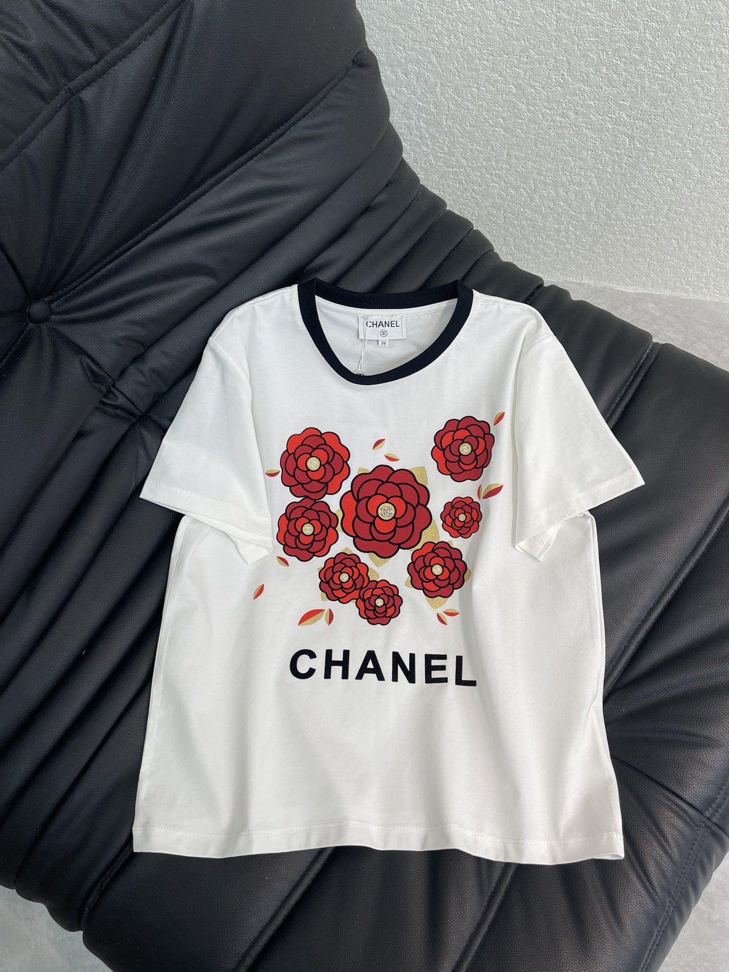 NO:610130,aChane*26 early spring new round neck flocked rhinestone logo short-sleeved T-shirt. Customized YB twill cotton material, soft and skin-friendly, comfortable and stylish, regular short-sleeved version, black threaded edge on the collar, colorful flocking printing elements on the large chest to outline the camellia pattern, centered rhinestone group  The double C logo of Chengxiangjia is rich in layers, elegant in style, and the regular version is body-friendly, making it easy to control during daily trips or parties. SML,,chanel,chanel,T-shirt,tees,t-shirt,alexander  wang19860909aChane*26早春新款圆领植绒水钻徽标短袖T恤.定制YB斜纹全棉材质,柔软亲肤,舒适有型,常规短袖版型,领口黑色螺纹包边,大身胸前以彩色植绒印花元素勾勒出山茶花图案,居中水钻组成香家双C徽标,层次丰富,风格气质优雅,常规版型包容身材,日常出行或聚会轻松驾驭.SML,,chanel,chanel,T-shirt,tees，t-shirt,alexander wang,Women's clothing