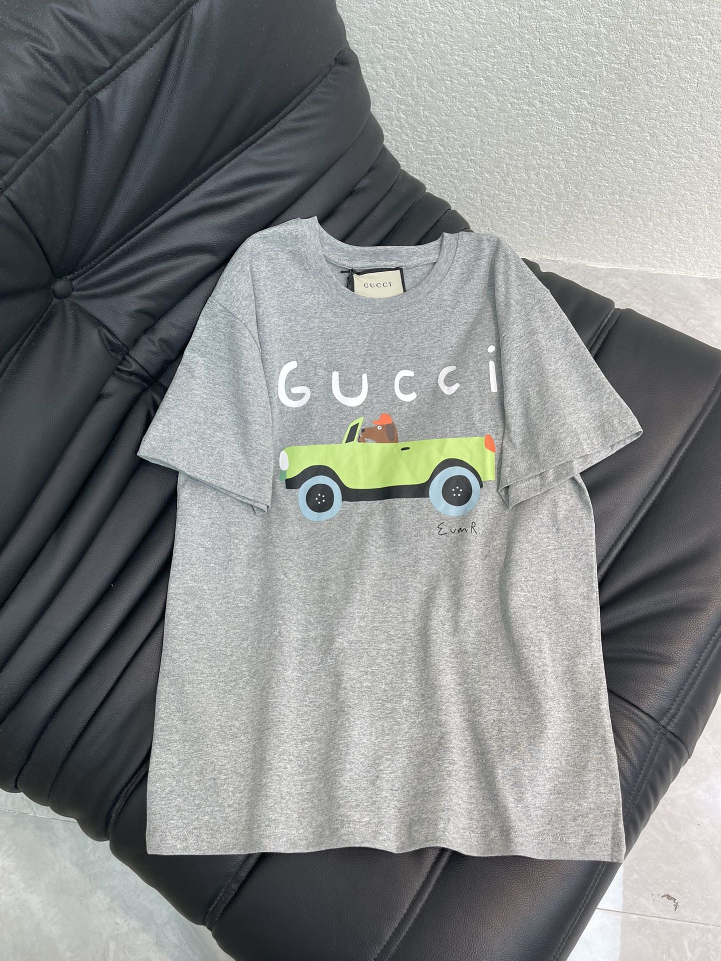 NO:621815,Gucc*26 early spring new animal car letter printed short-sleeved T-shirt. Pure cotton fabric. High-density fashionable sports style. Every daily wear. Playful and age-reducing design elements full of vitality. High quality. Sizes SML, gucci, T-shirt, tees, t-shirt, alexander wang19860909Gucc*26早春新品动物小汽车字母印花短袖T恤 纯棉面料 高密度时髦运动风 每个日常的穿搭 俏皮减龄充满元气的设计元素 高品质 尺码SML,,gucci,T-shirt,tees，t-shirt,alexander wang,Women's clothing
